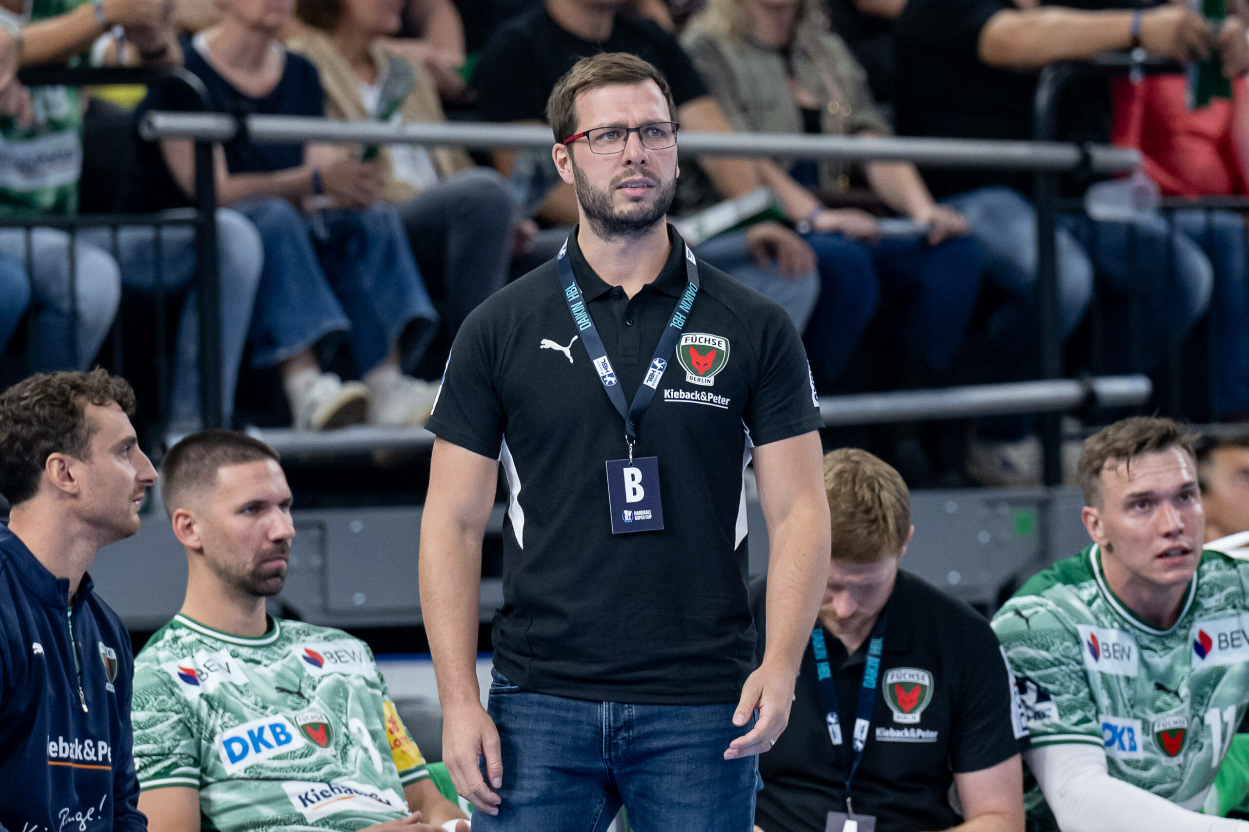 Jaron Siewert an der Seitenlinie für die Füchse Berlin
