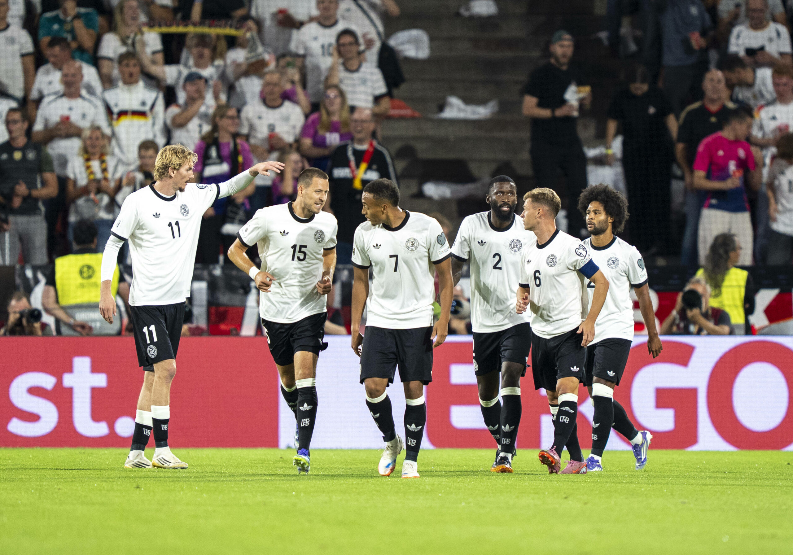 DFB-Stars jubeln