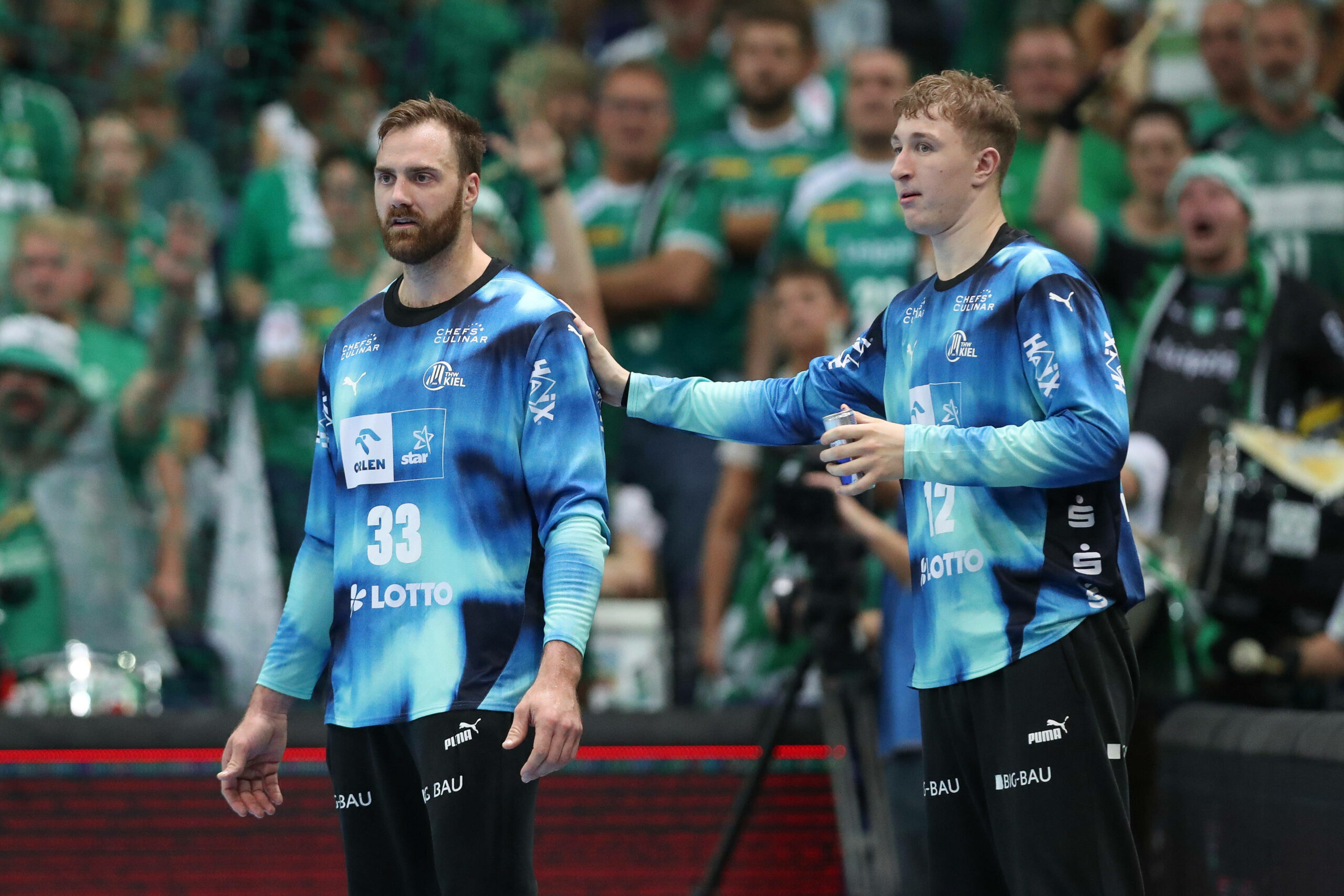 Leon Nowottny fasst Andreas Wolff auf die Schulter.