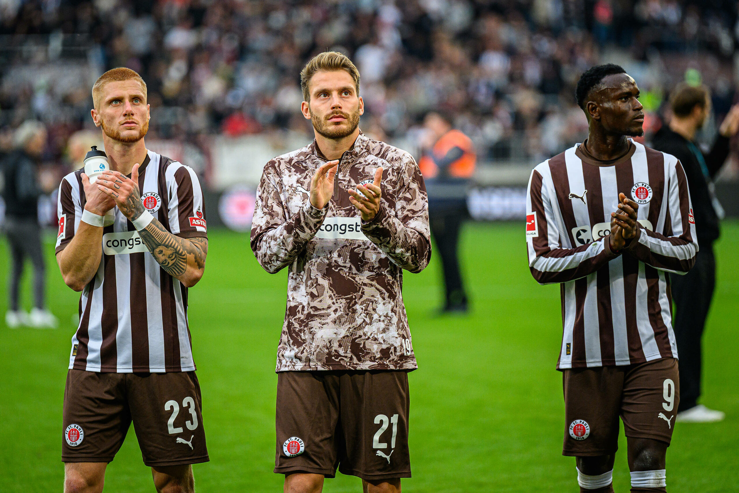 Louis Oppie und Lars Ritzka beklatschen die Fans.