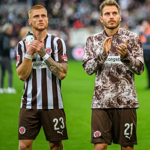 Louis Oppie und Lars Ritzka beklatschen die Fans.