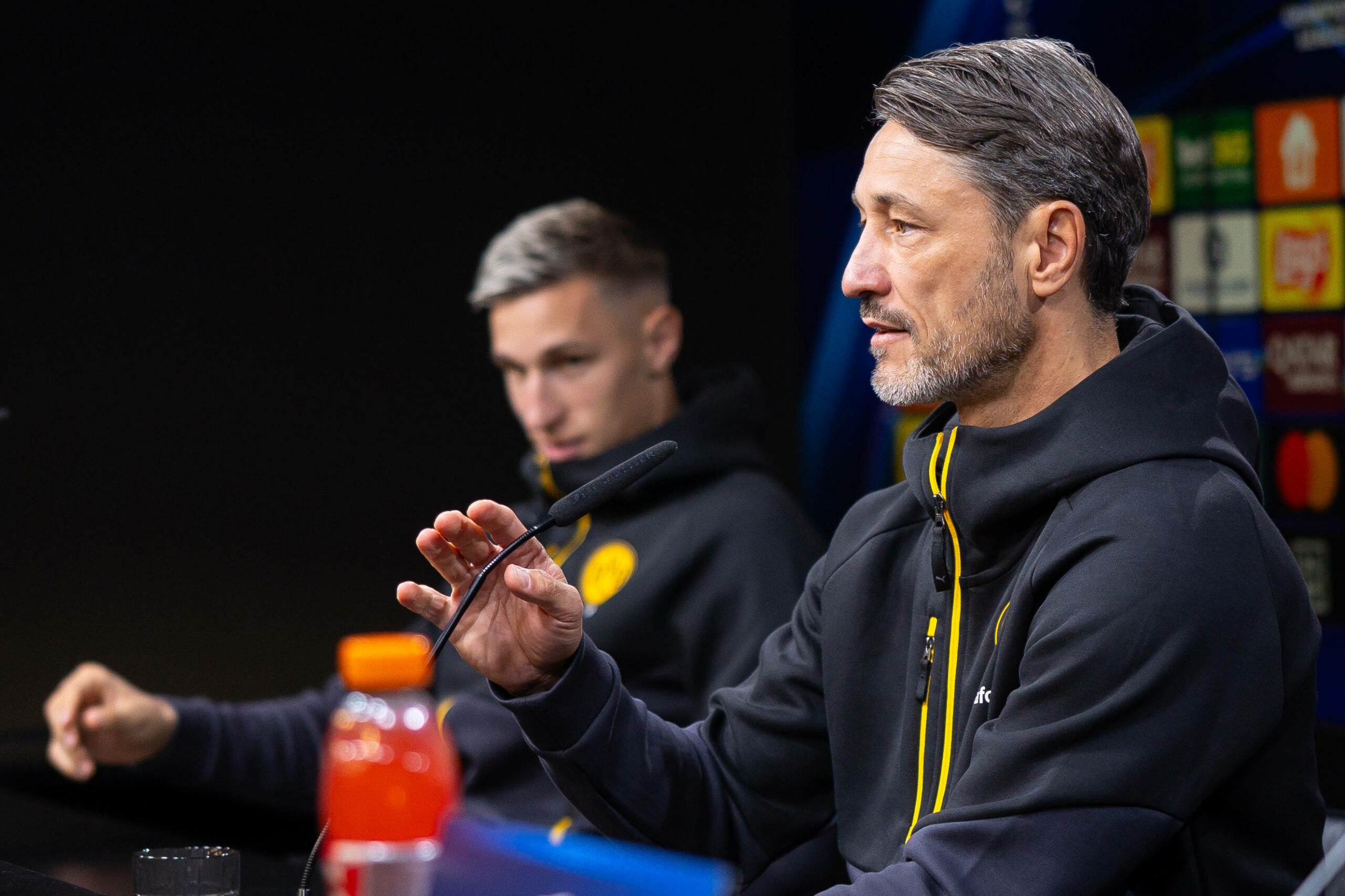 Kovac und Schlotterbeck auf einer Pressekonferenz