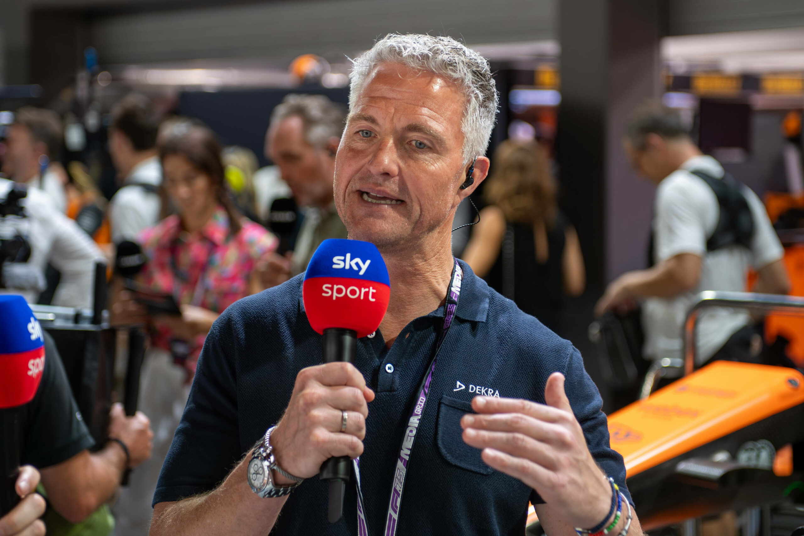 Ralf Schumacher spricht in ein Mikrofon