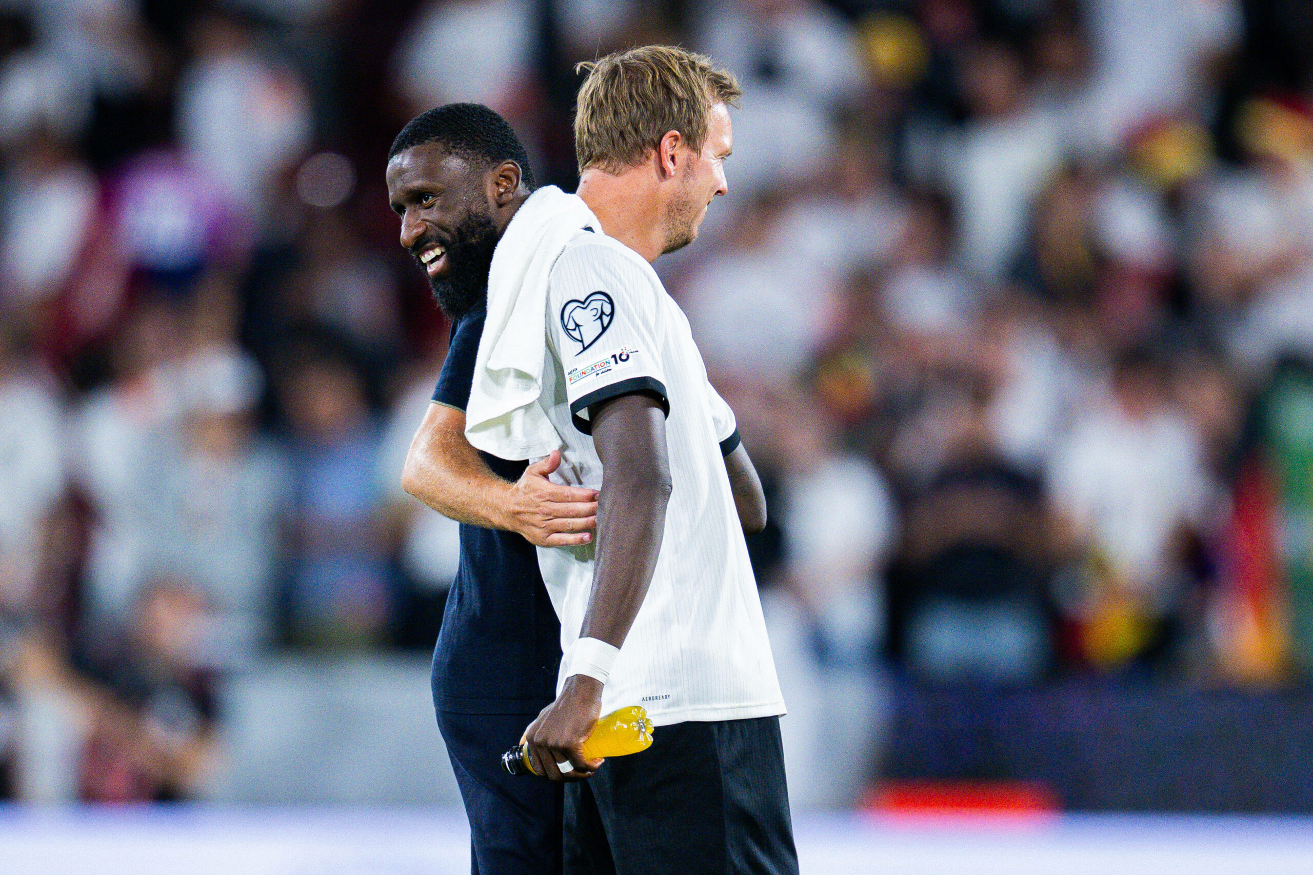 Julian Nagelsmann und Antonio Rüdiger lachend nach einem Spiel