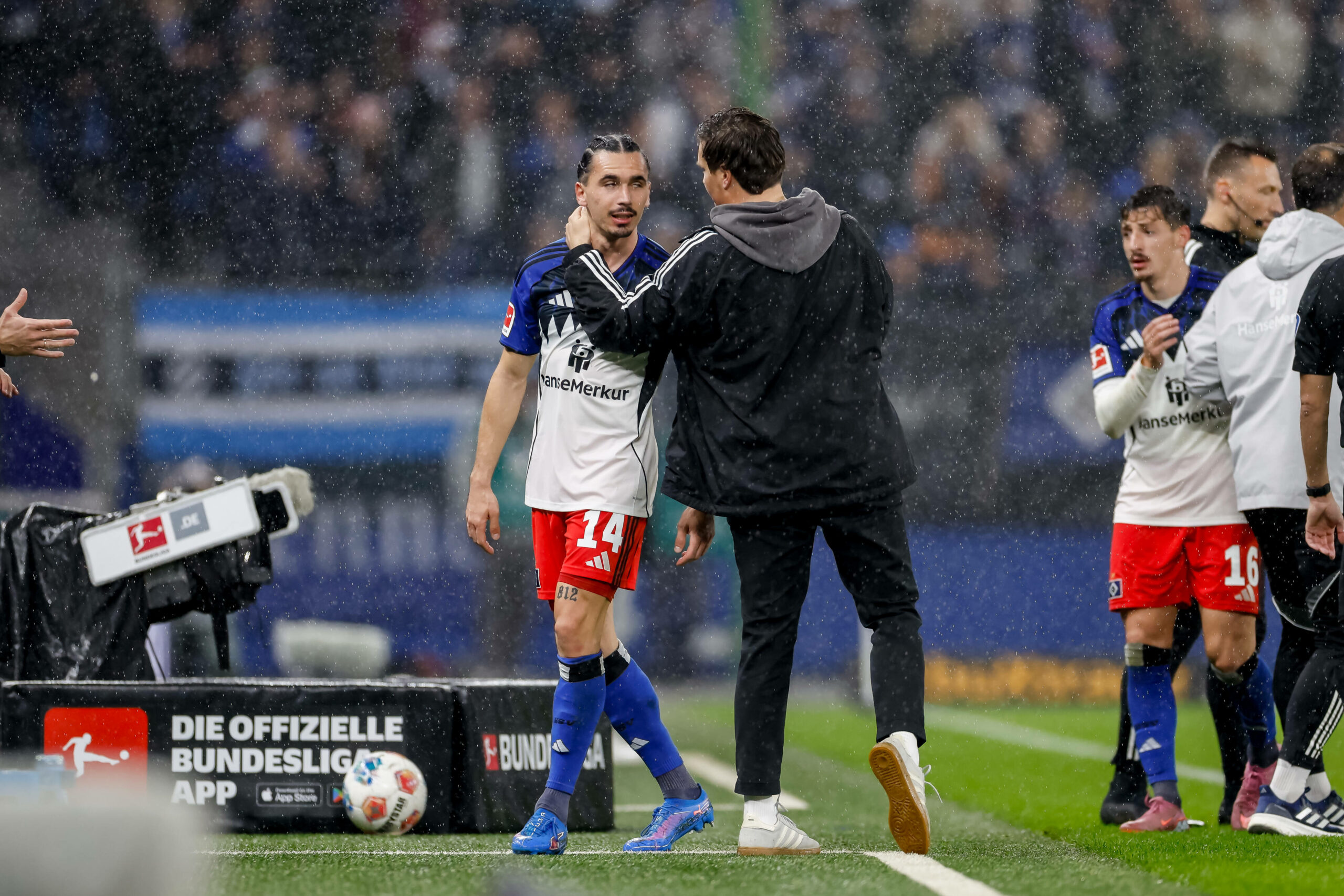 Merlin Polzin umarmt Rayan Philippe an der Seitenlinie