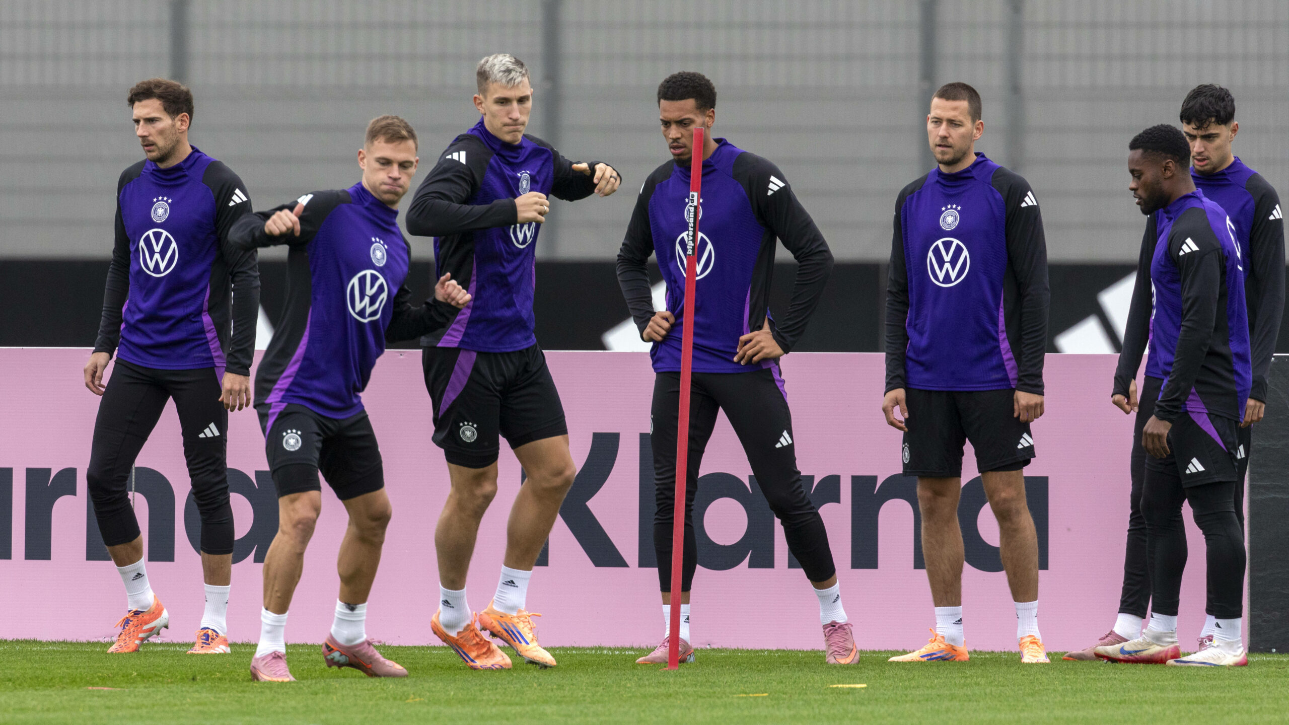 Spieler der deutschen Nationalmannschaft wärmen sich auf