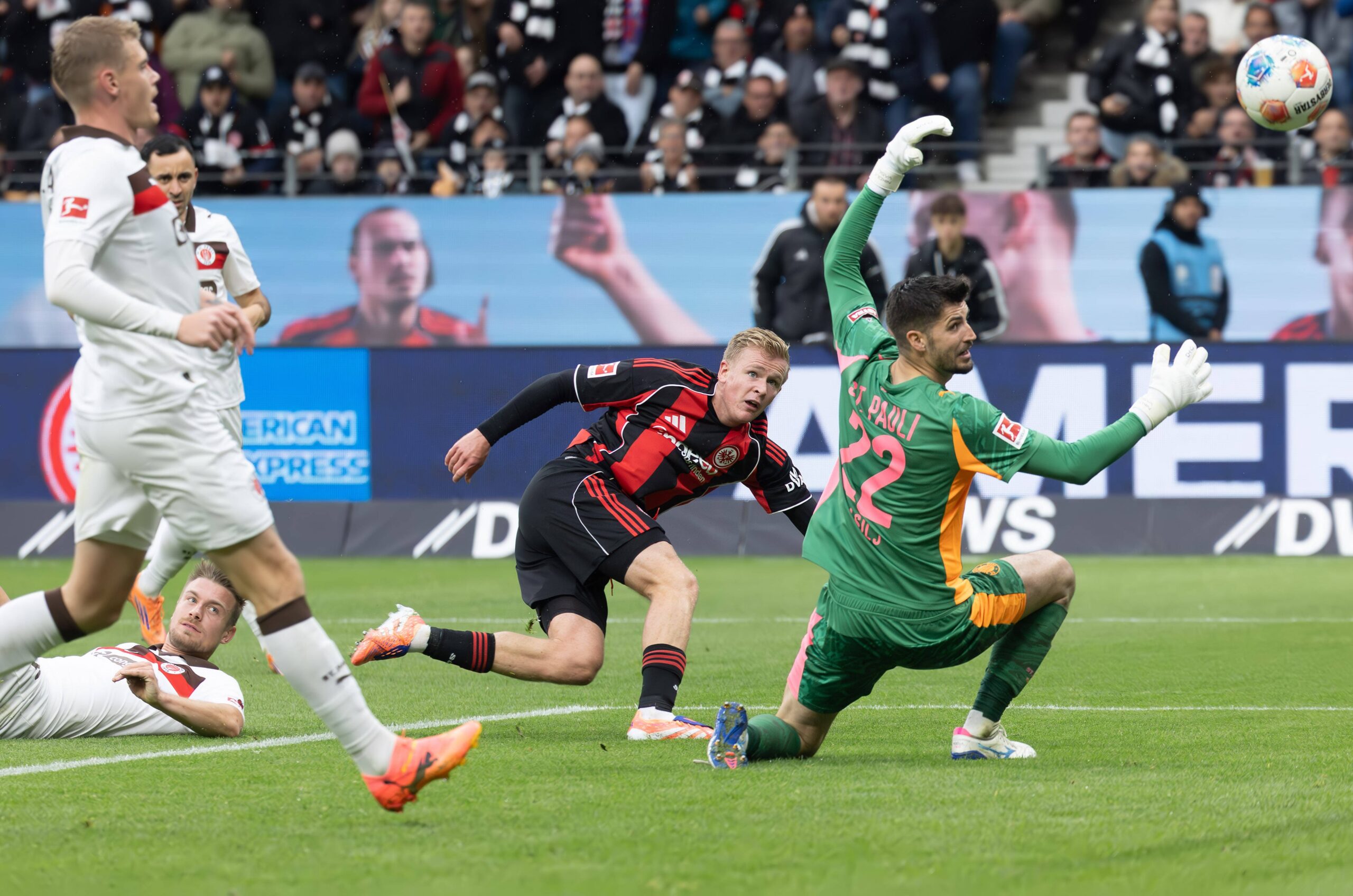 St. Pauli kassiert in Frankfurt ein Gegentor von Jonathan Burkardt