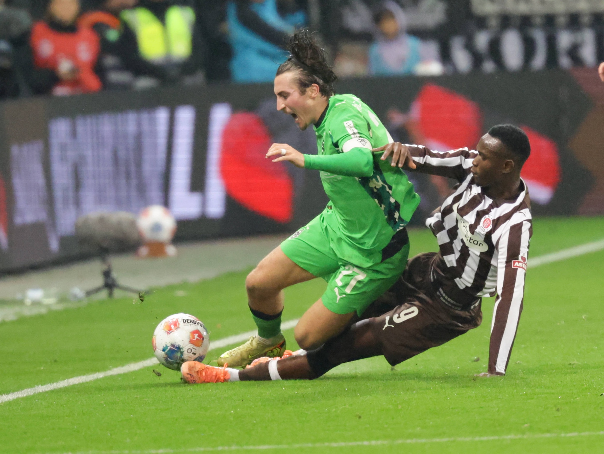 Abdoulie Ceesay grätscht gegen Rocco Reitz