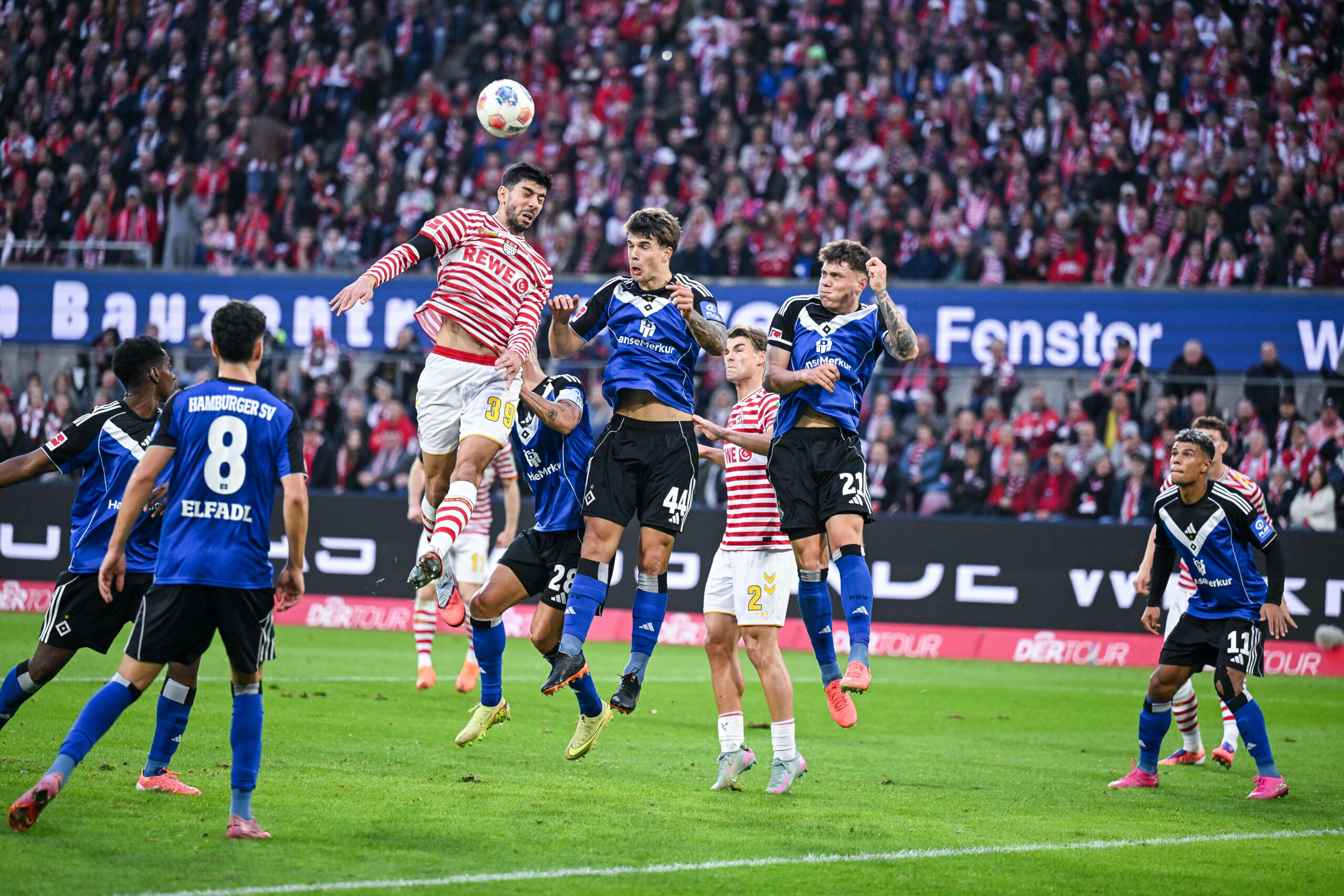 Cenk Özkacar und Luka Vuskovic im Kopfball-Duell