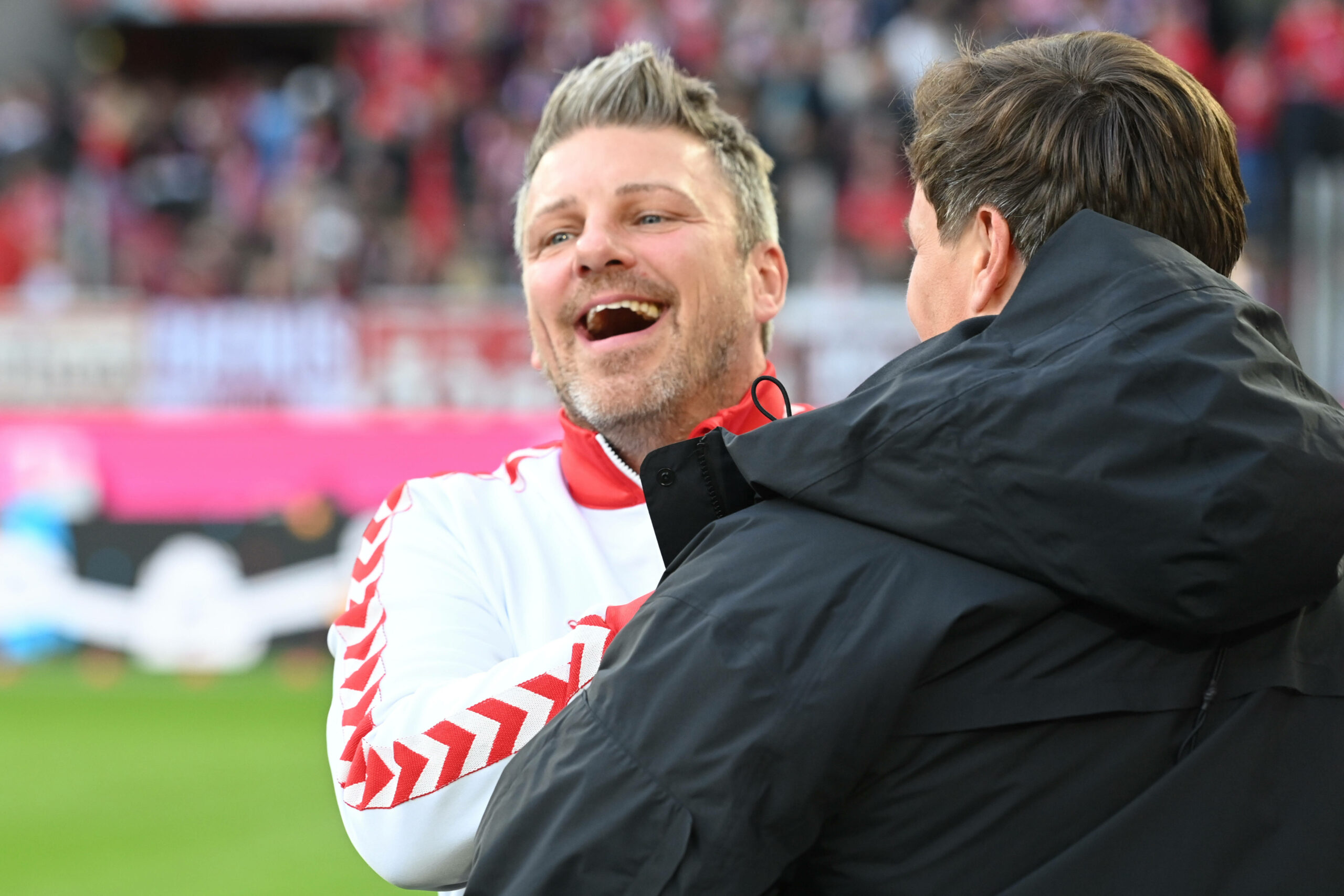 Kölns Trainer Lukas Kwasniok (l.) und HSV-Kollege Merlin Polzin vor dem Hinspiel.
