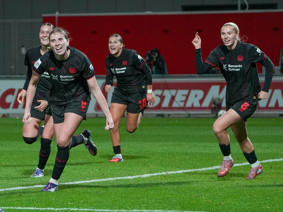 Paulina Bartz jubelt mit weiteren Leverkusen-Spielerinnen