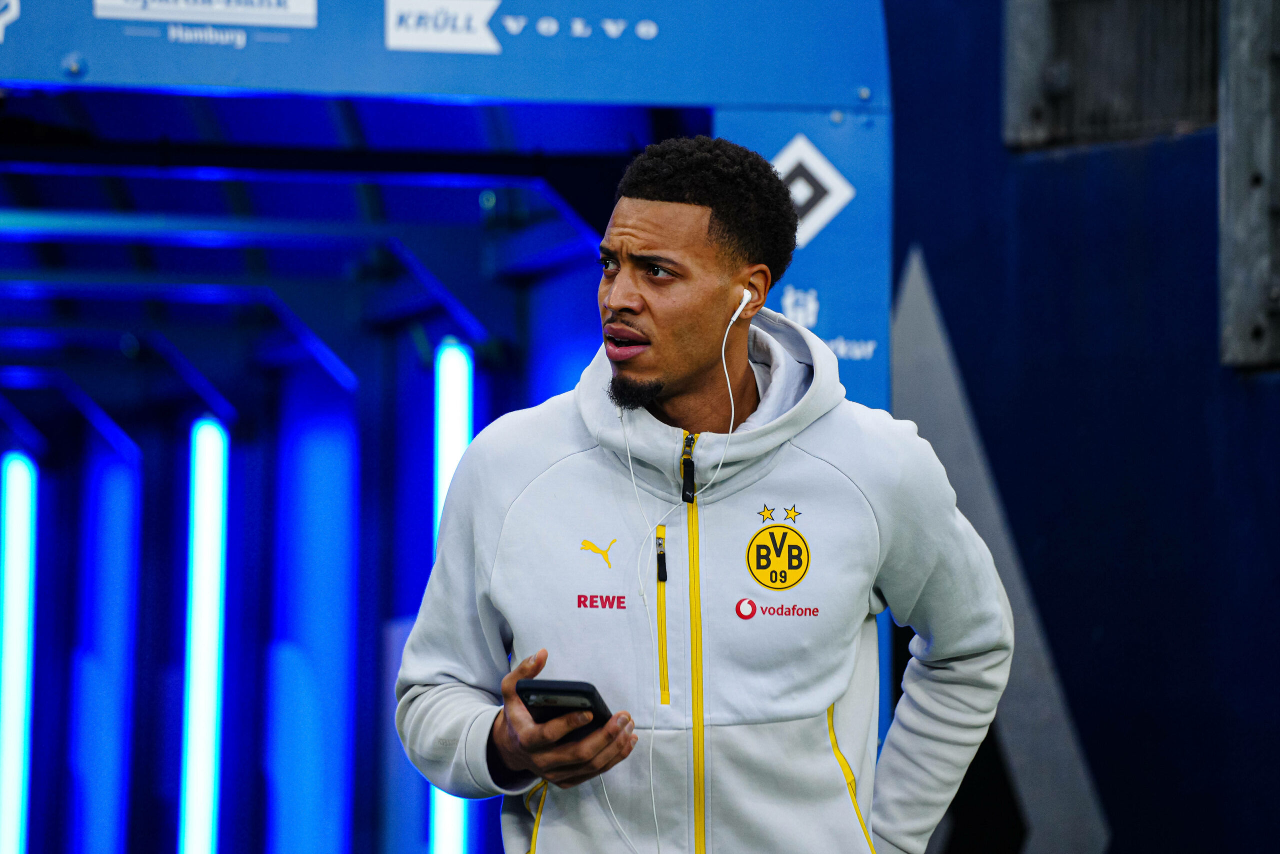 Dortmunds Felix Nmecha betritt vor dem Hinspiel dieser Saison das Volksparkstadion.