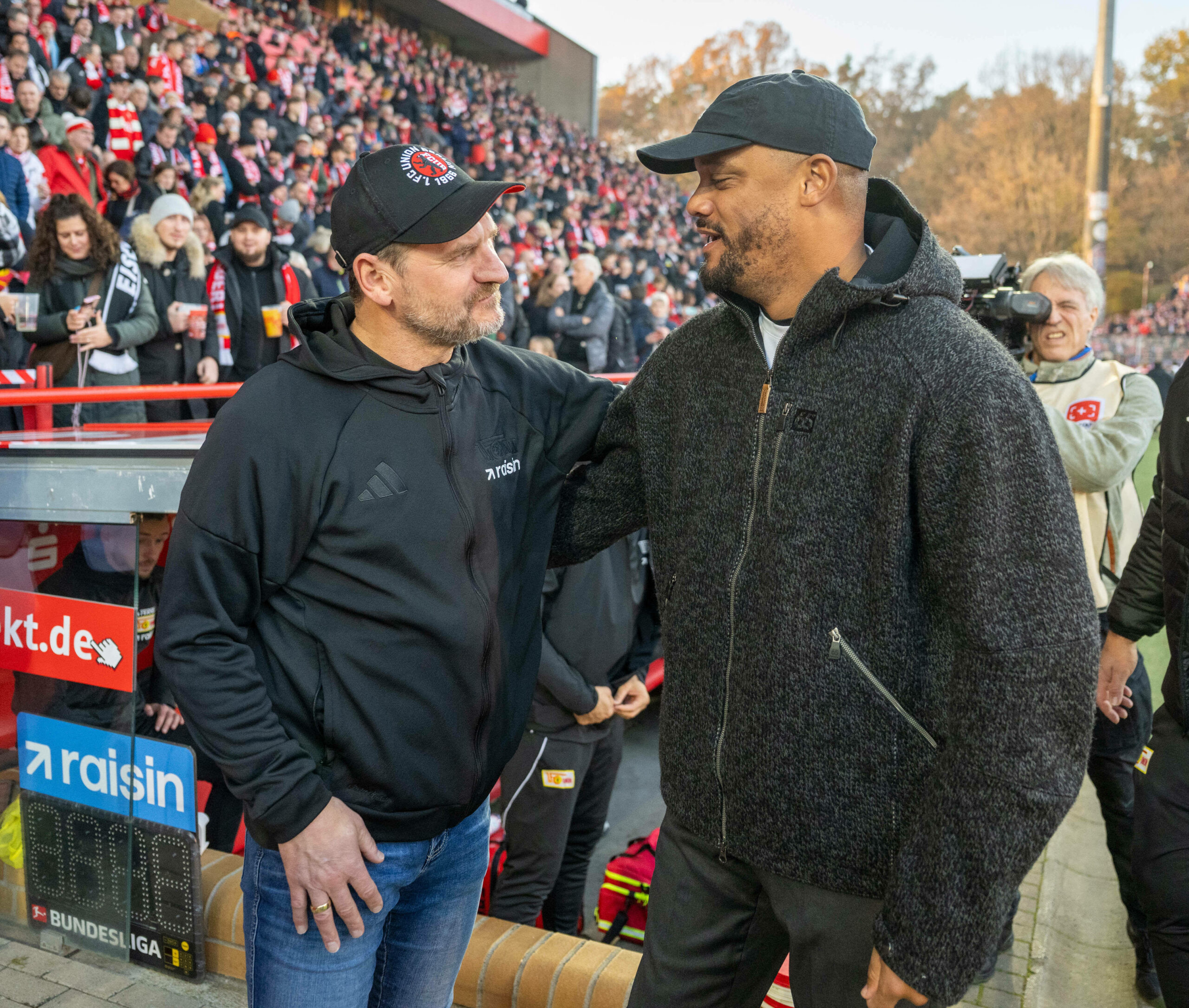 Steffen Baumgart und Vincent Kompany umarmen sich