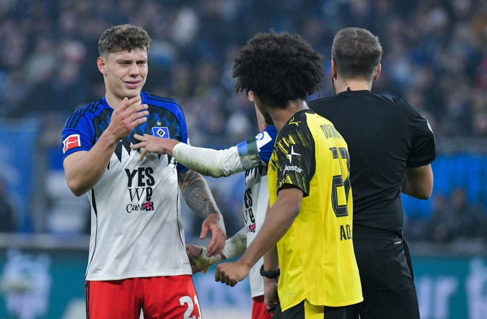 Nicolai Remberg winkt gegenüber Karim Adeyemi ab