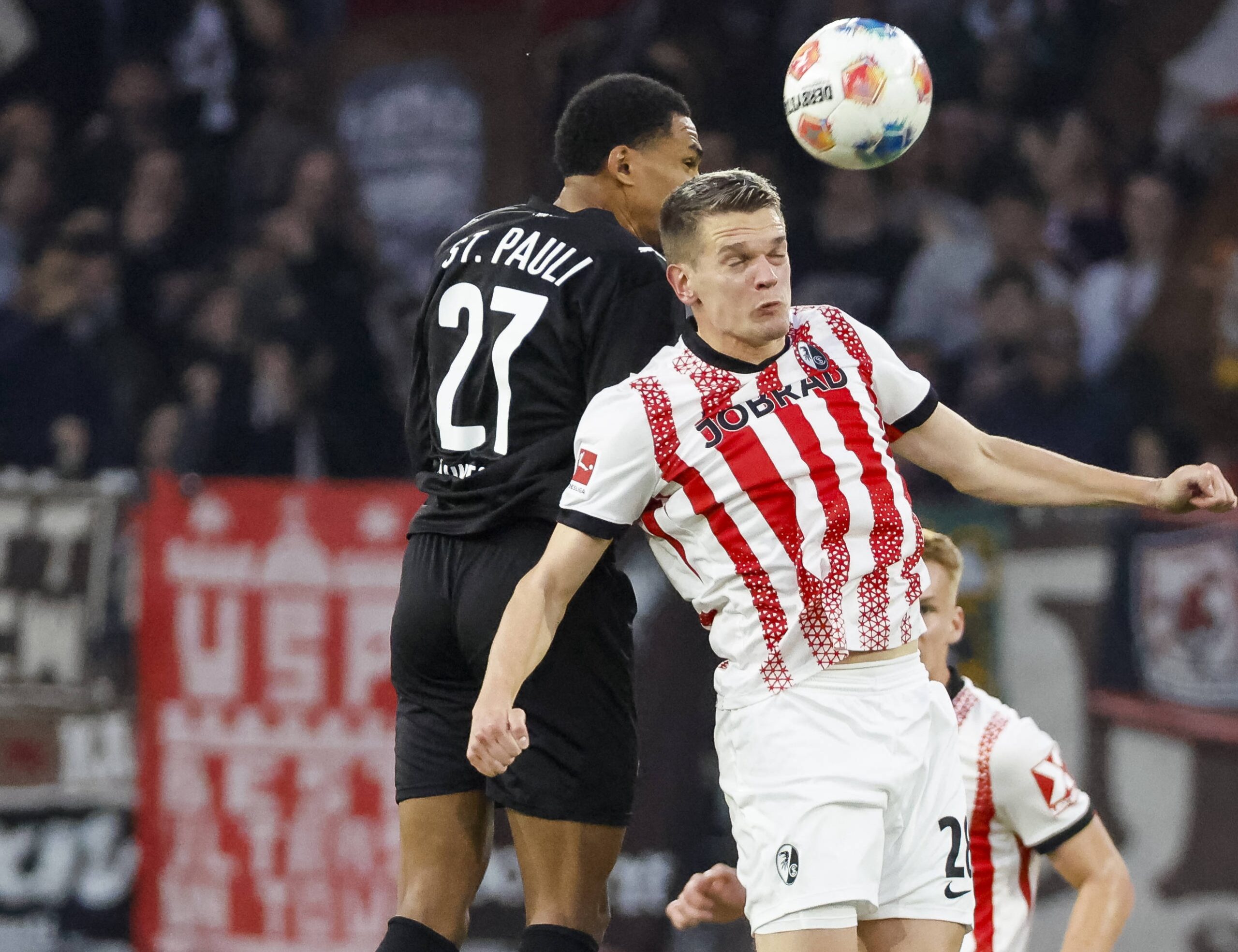 Andréas Hountondji im Kopfballduell mit Matthias Ginter