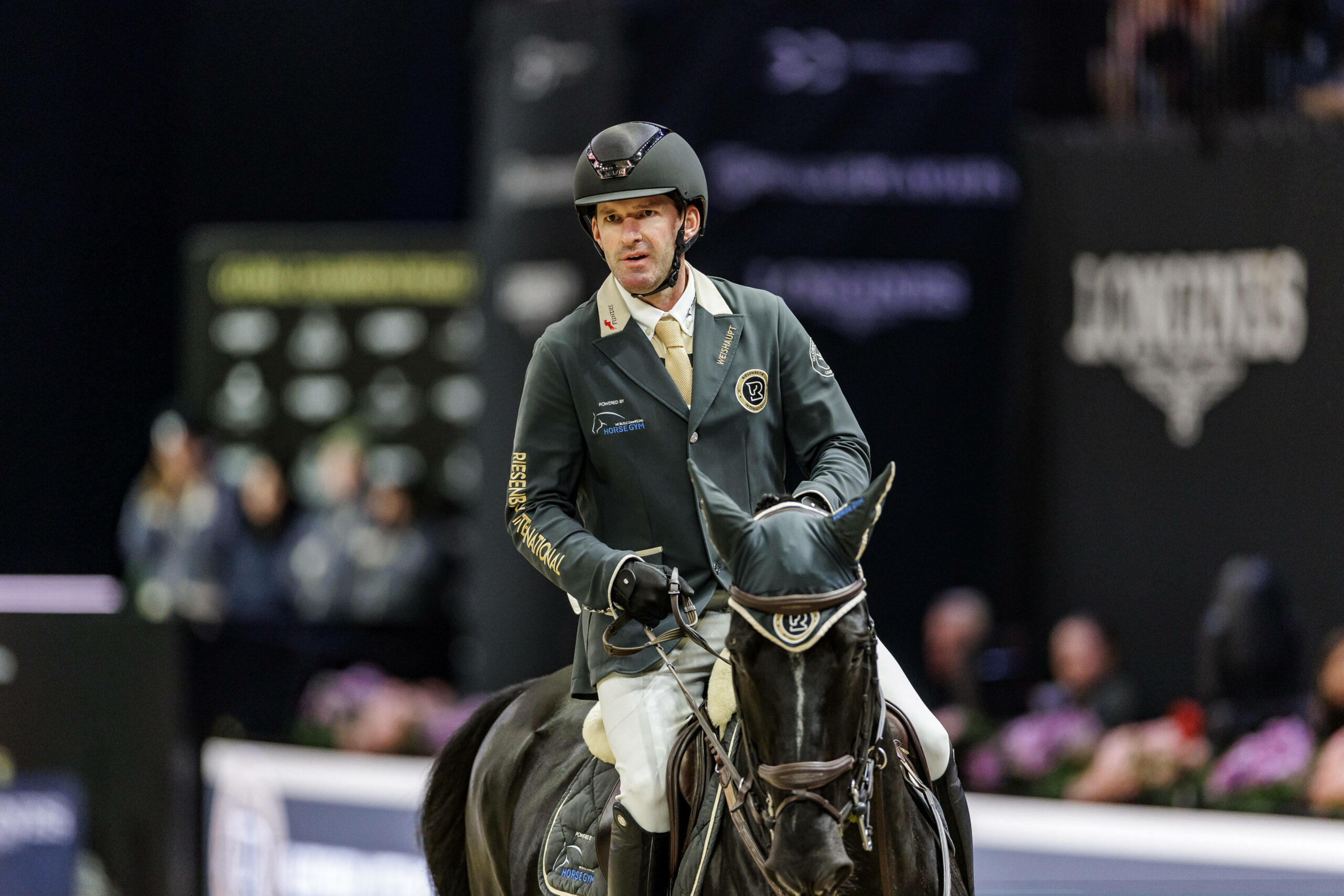 Philip Weishaupt reitet auf seinem Pferd bei einem Turnier
