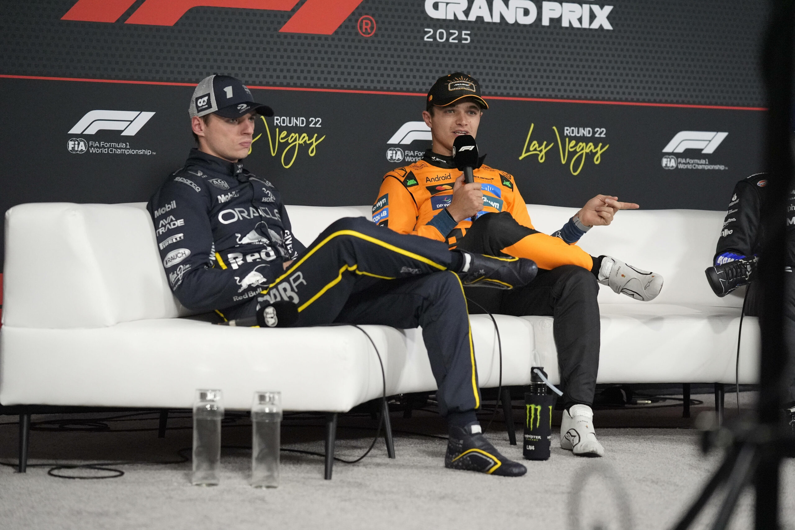 Max Verstappen und Lando Norris auf einer Pressekonferenz