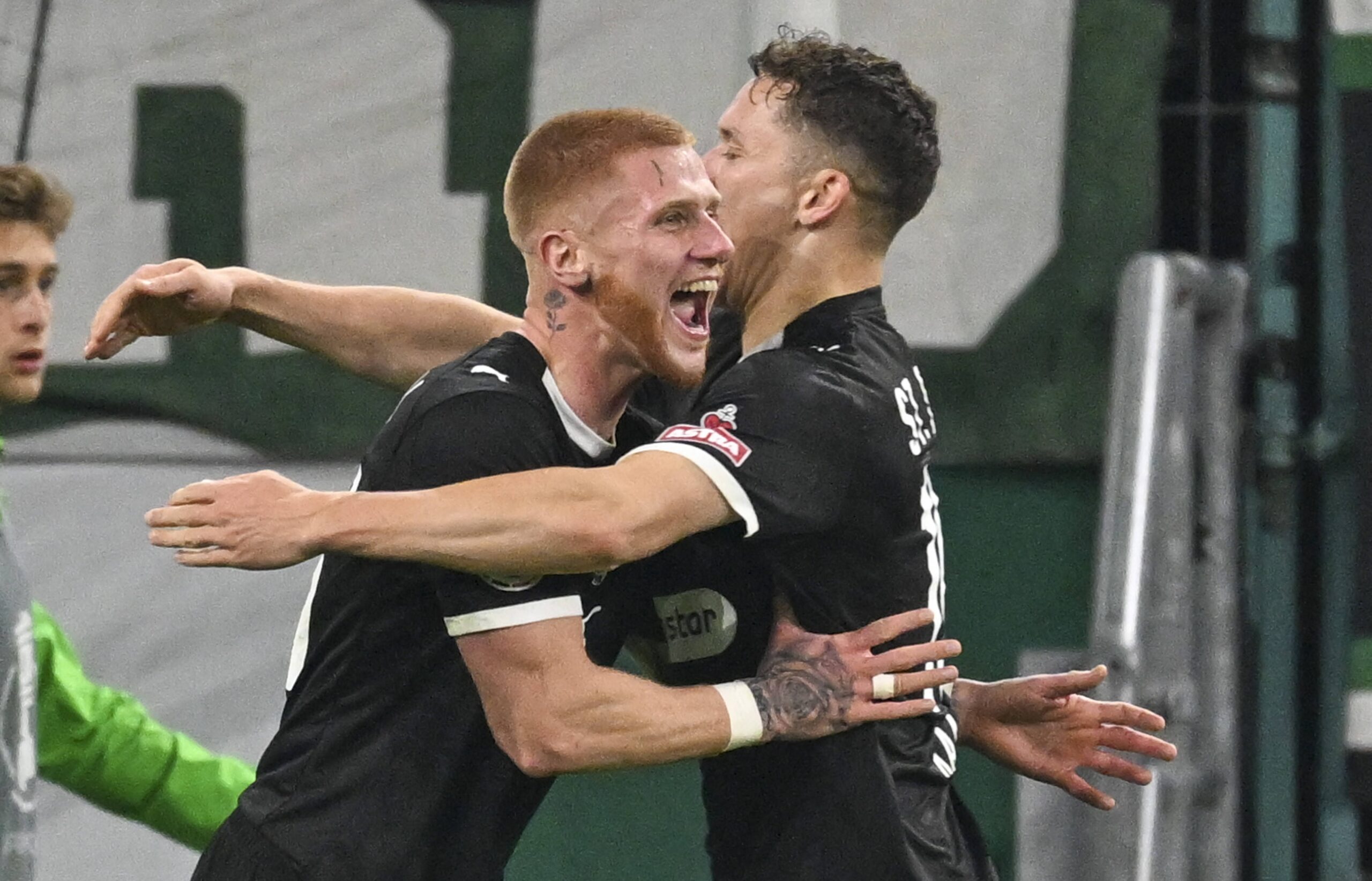 Louis Oppie jubelt mit Martijn Kaars