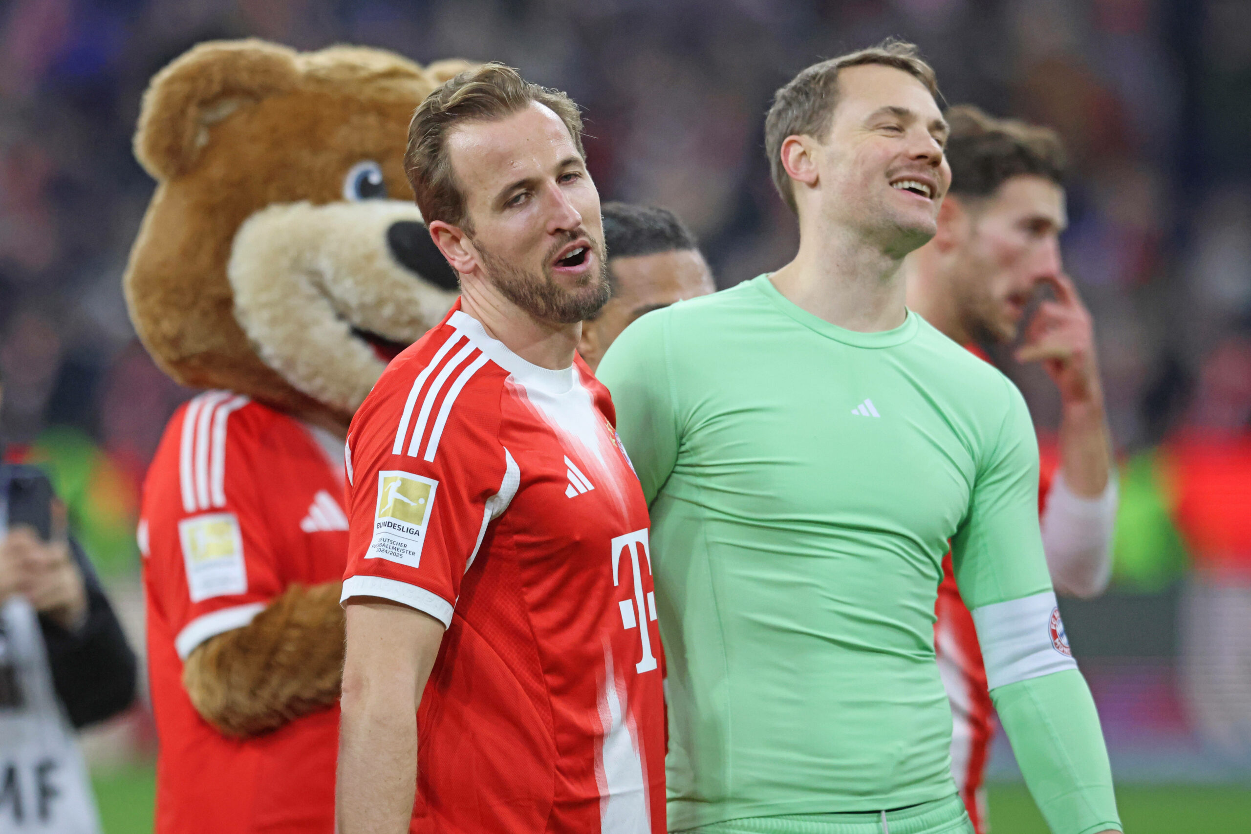 Kane und Neuer scherzen gemeinsam nach einem Sieg mit dem FC Bayern