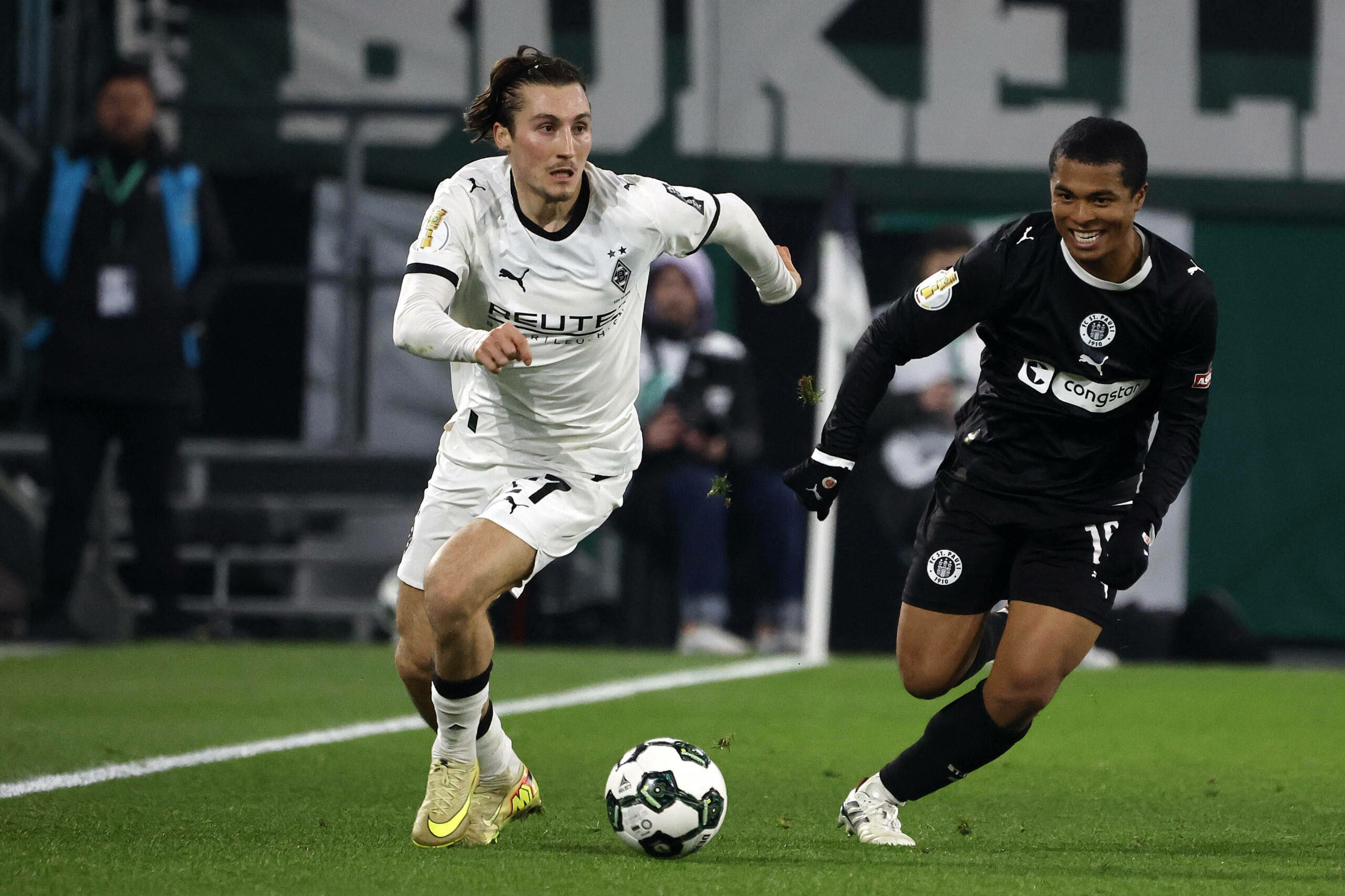 Rocco Reitz im DFB-Pokal gegen St. Paulis Joel Fujita