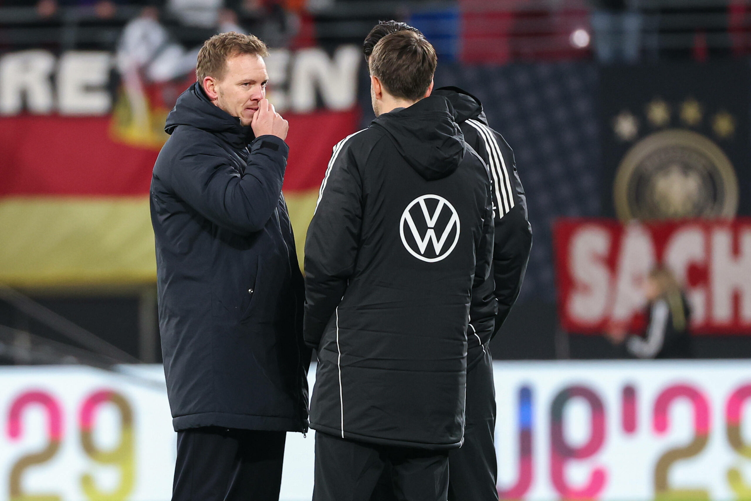 Nagelsmann (l) unterhält sich mit seinem Trainerteam