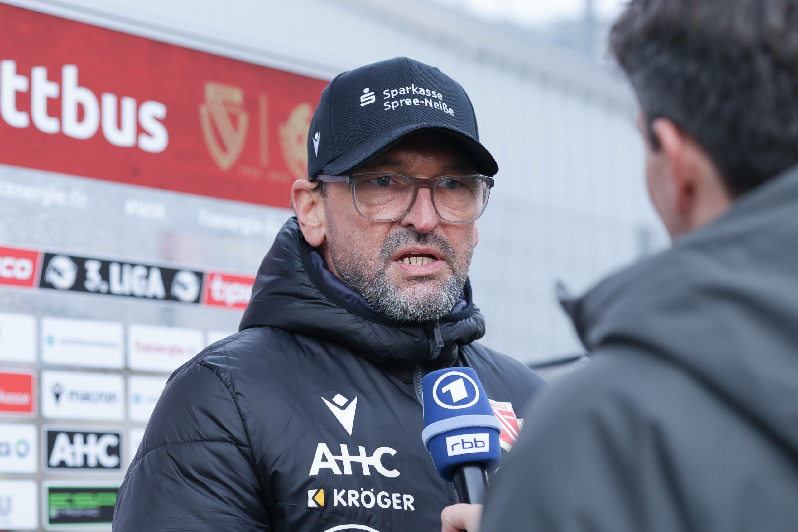 Claus-Dieter Wollitz spricht nach einem Spiel in einem Interview mit der ARD.