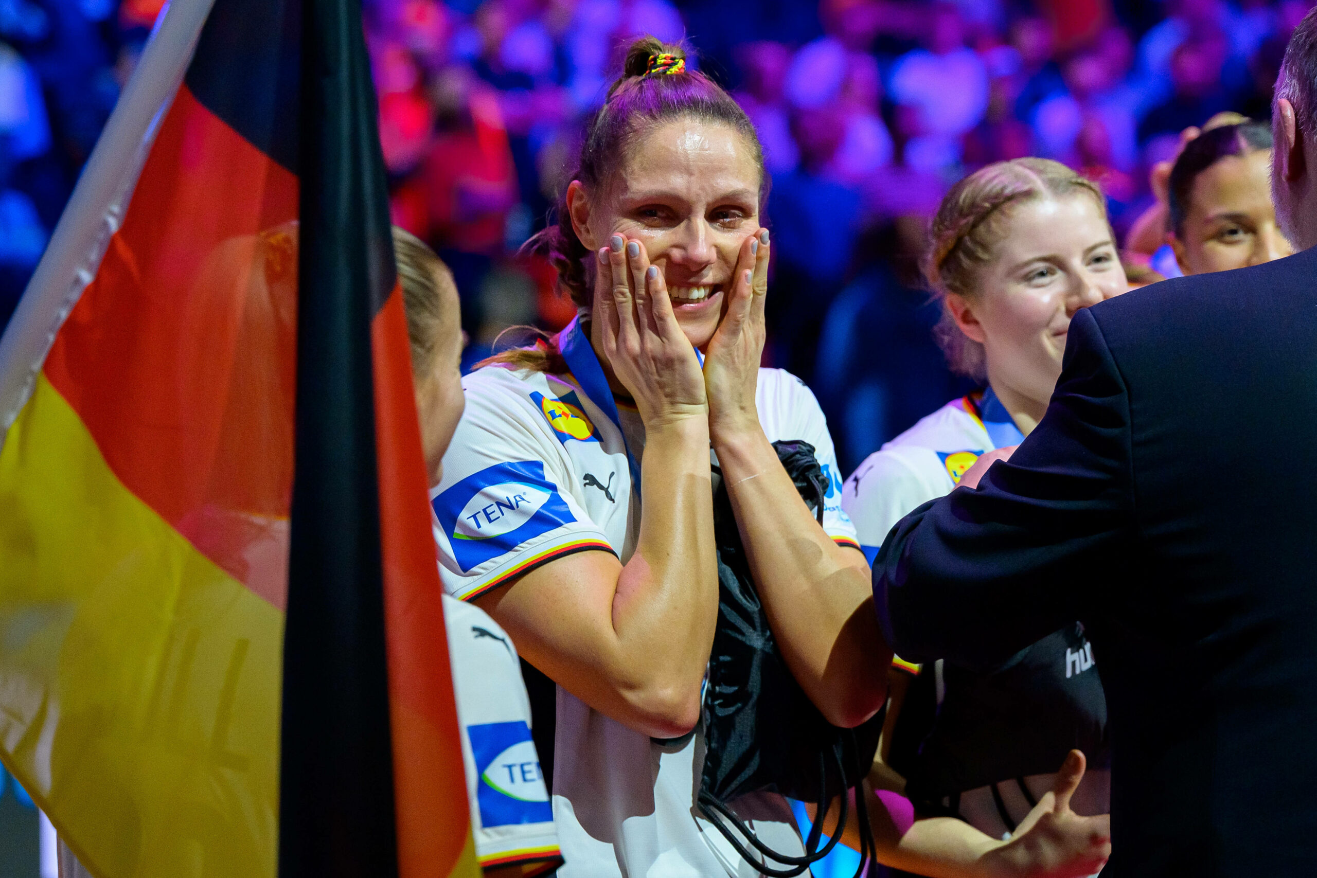 Xenia Smits lächelt nach dem Gewinn von WM-Silber und fasst sich mit beiden Händen ins Gesicht.
