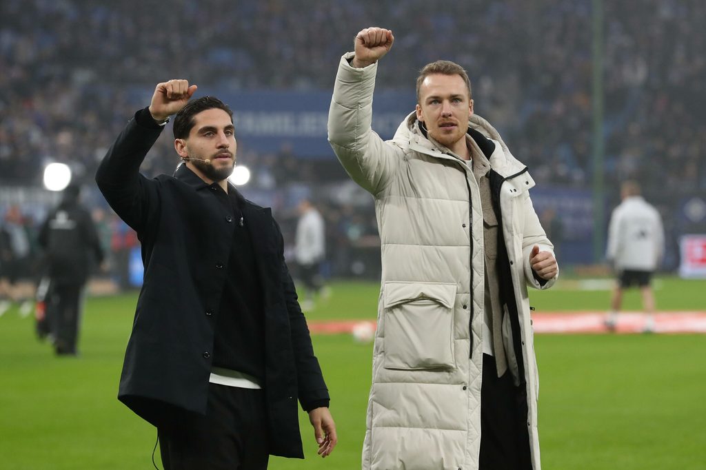 Ludovit Reis und Sebastian Schonlau ballen vor den HSV-Fans die Faust