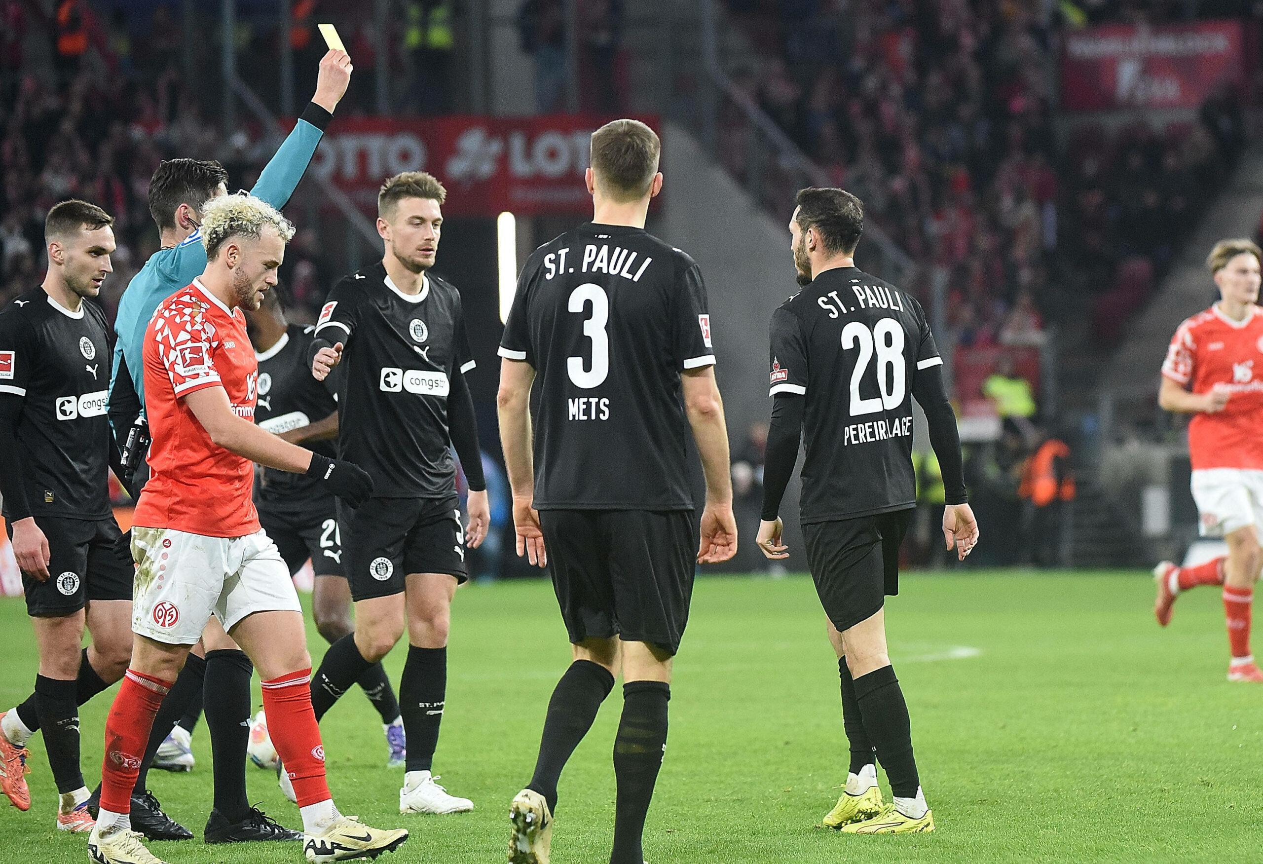 Mathias Pereira Lage erhält eine gelbe Karte