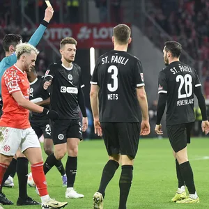 Mathias Pereira Lage erhält eine gelbe Karte