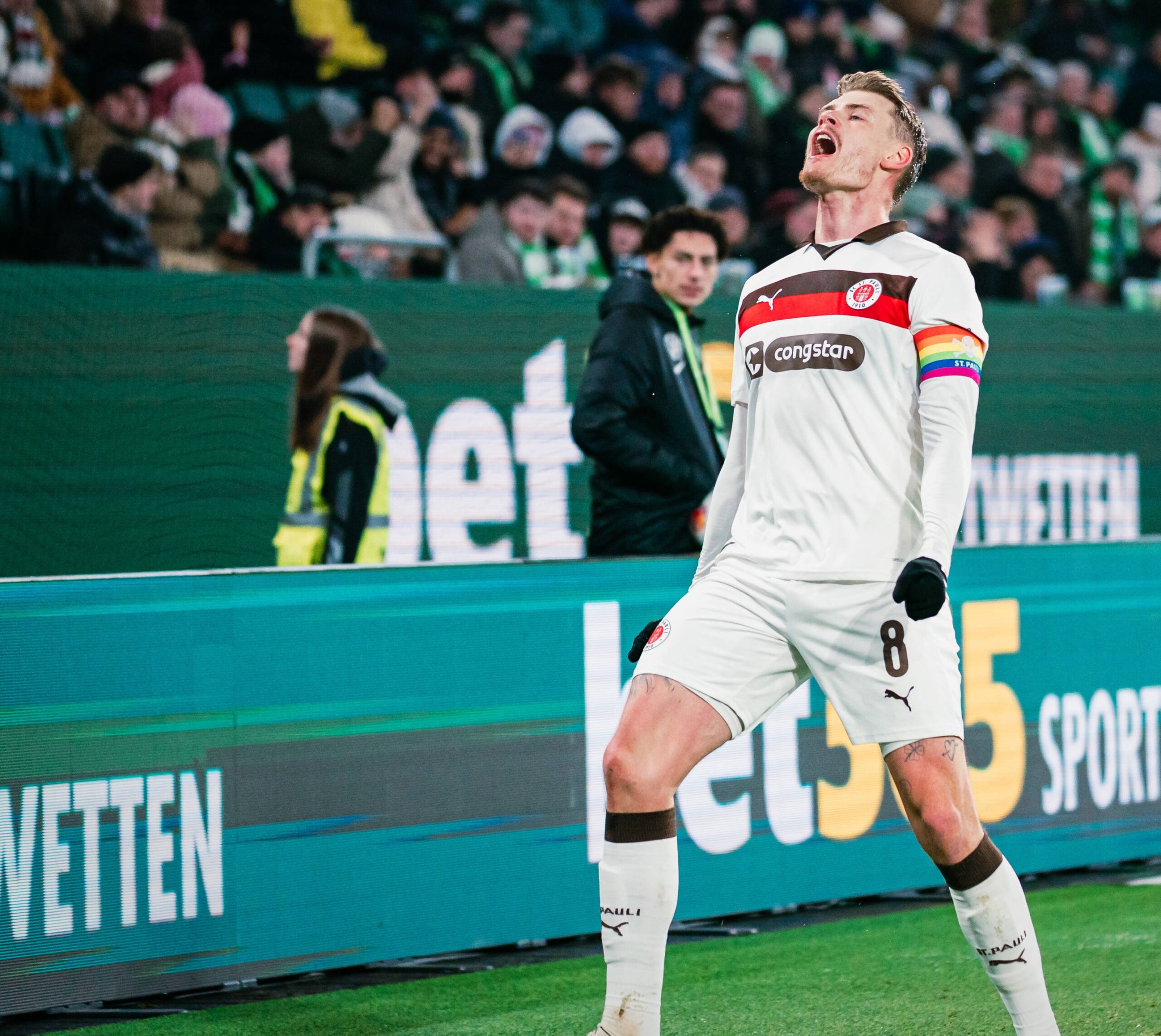 Eric Smith bejubelt sein Tor in Wolfsburg