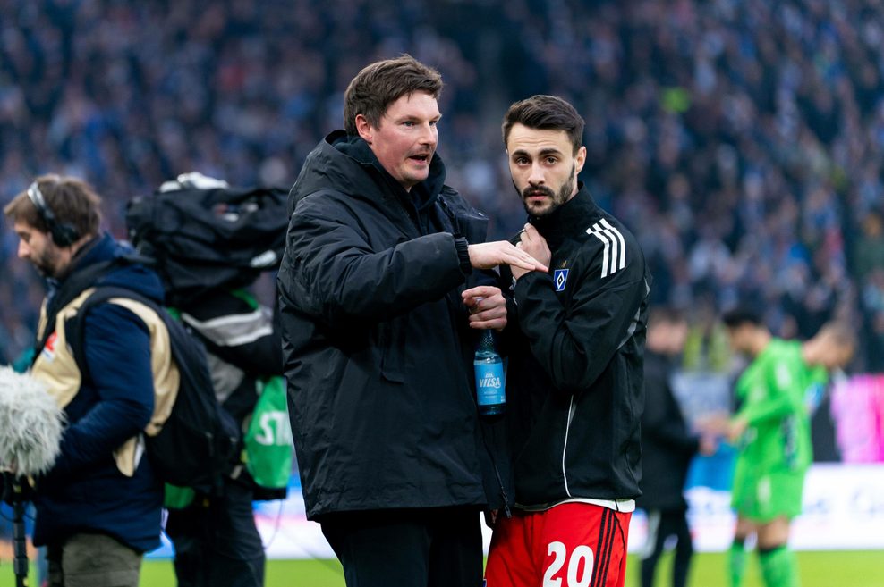 Merlin Polzin spricht mit Fábio Vieira