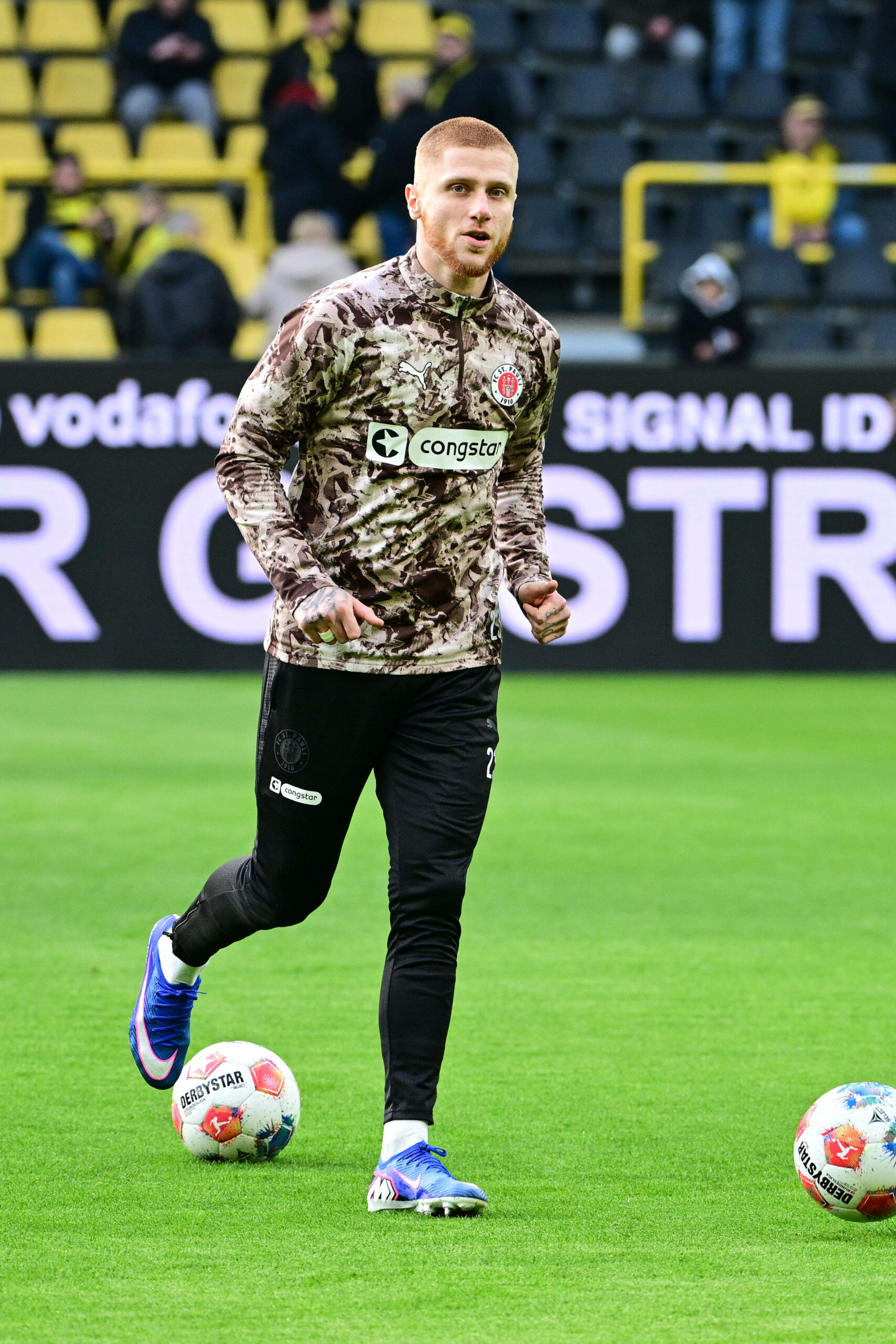 St. Pauli-Profi Louis Oppie beim Aufwärmen.