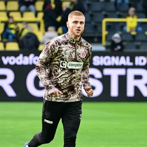 St. Pauli-Profi Louis Oppie beim Aufwärmen.