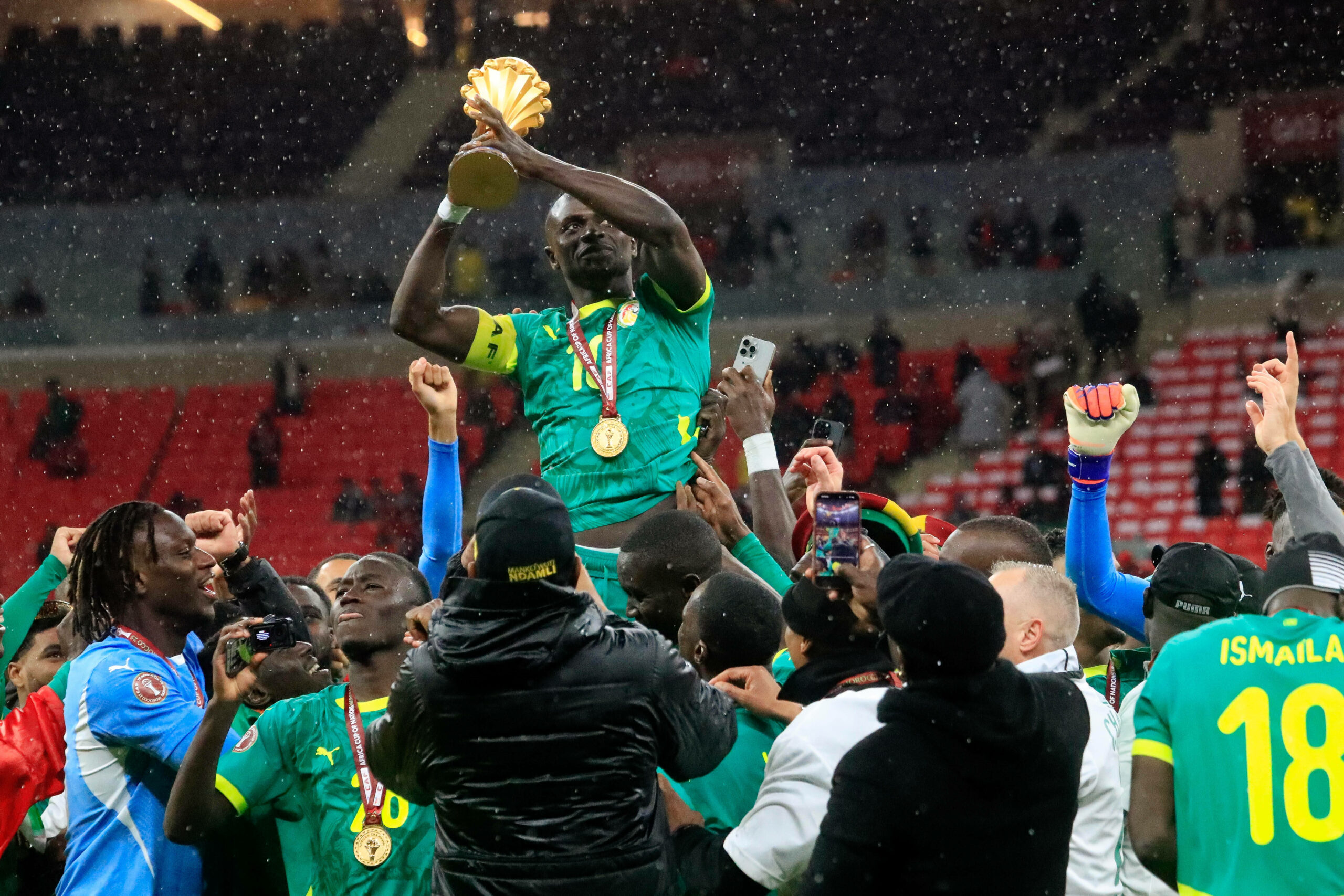 Sadio Mané hebt nach Abpfiff die Afrika-Cup Trophäe in die Höhe