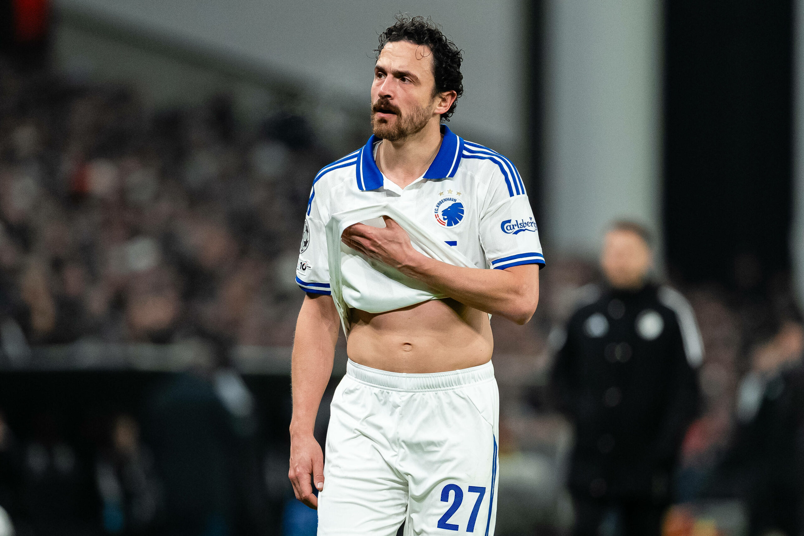 Thomas Delaney schaut enttäuscht und wischt sich mit dem Trikot das Gesicht ab.