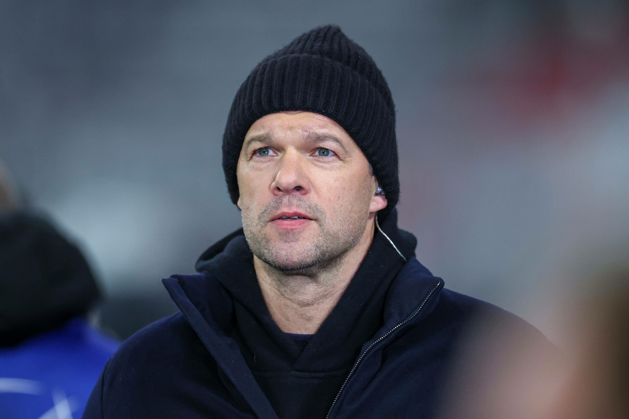 Ballack schaut nachdenklich in die Ferne