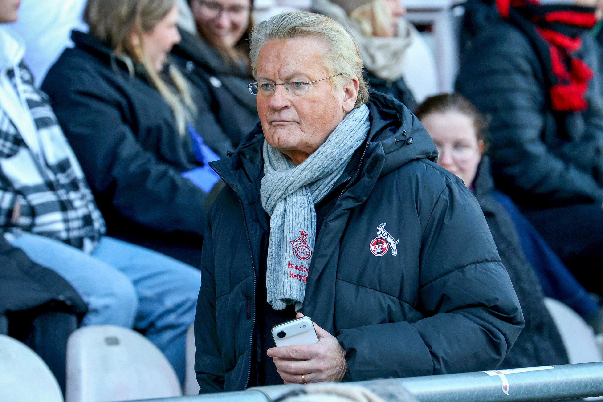 Köln-Stadionsprecher Michael Trippel steht auf einer Tribüne