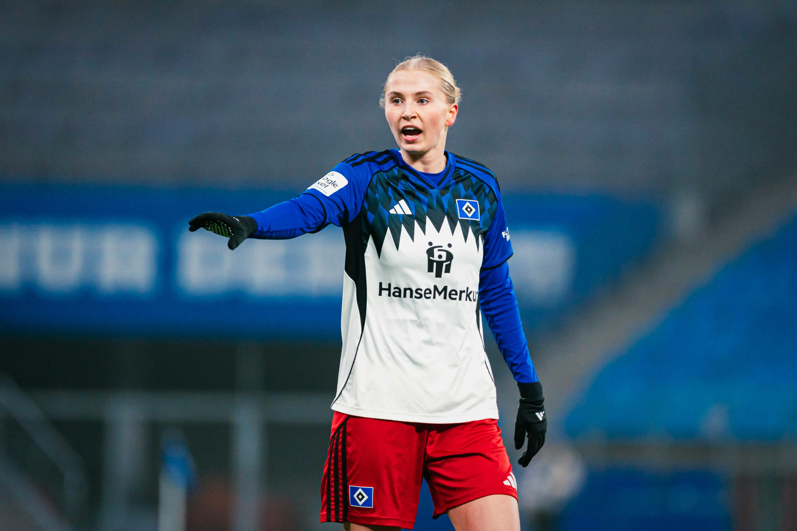 HSV-Frauen-Spielerin Paulina Bartz gibt Anweisungen