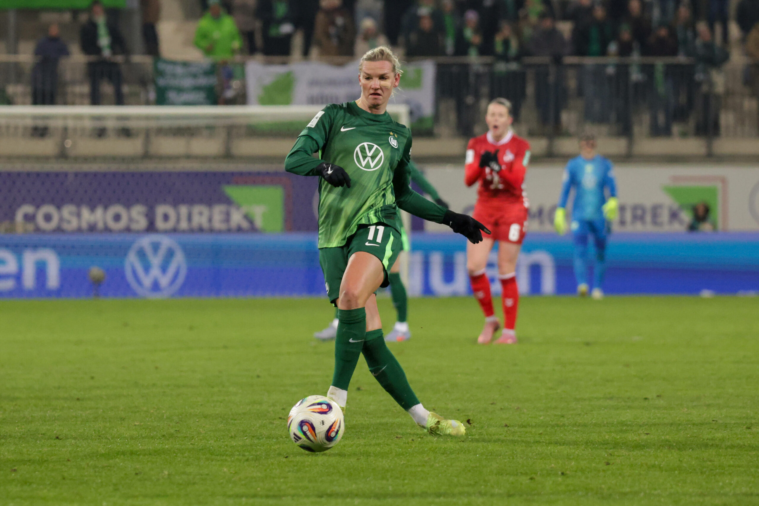 Alexandra Popp spielt im Trikot des VfL Wolfsburg einen Pass.