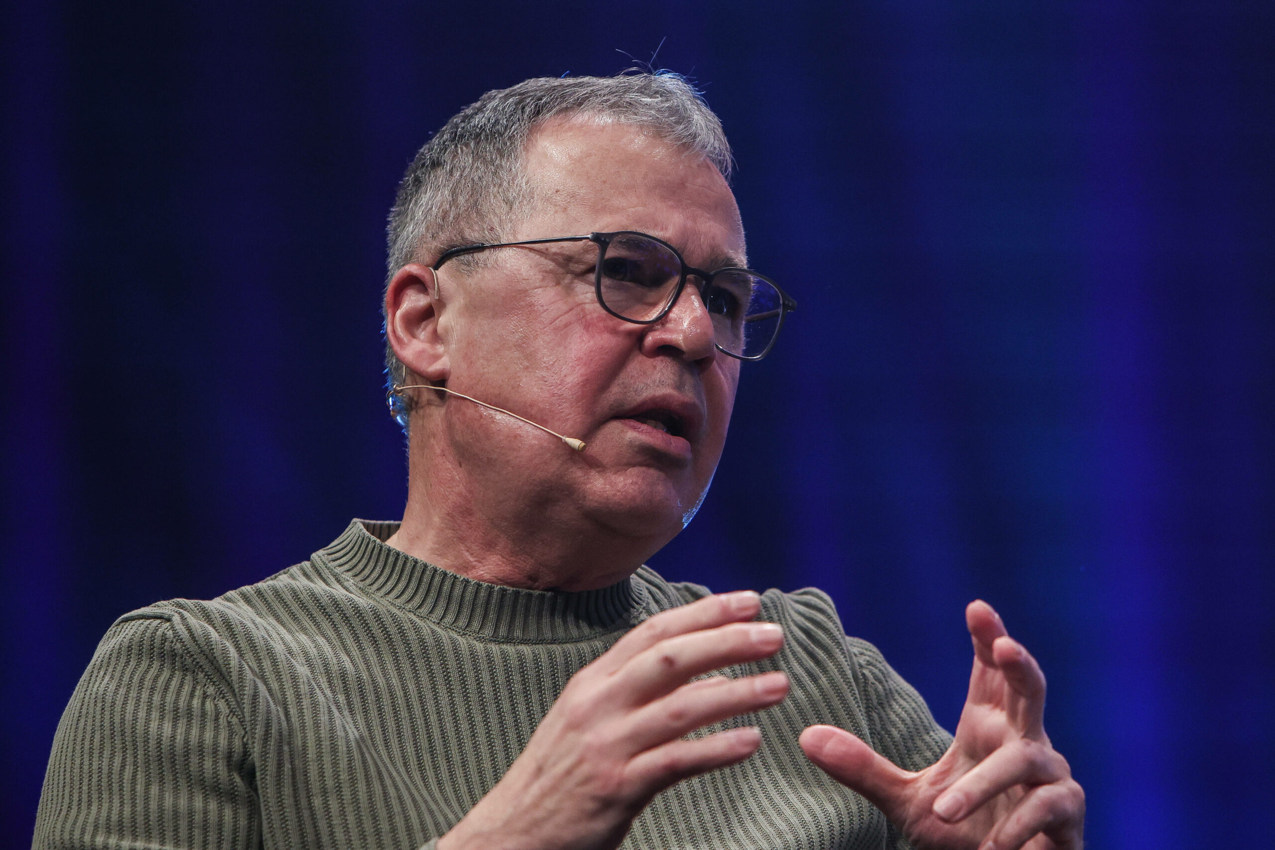 DFB-Boss Andreas Rettig spricht in einer Talkrunde konzentriert