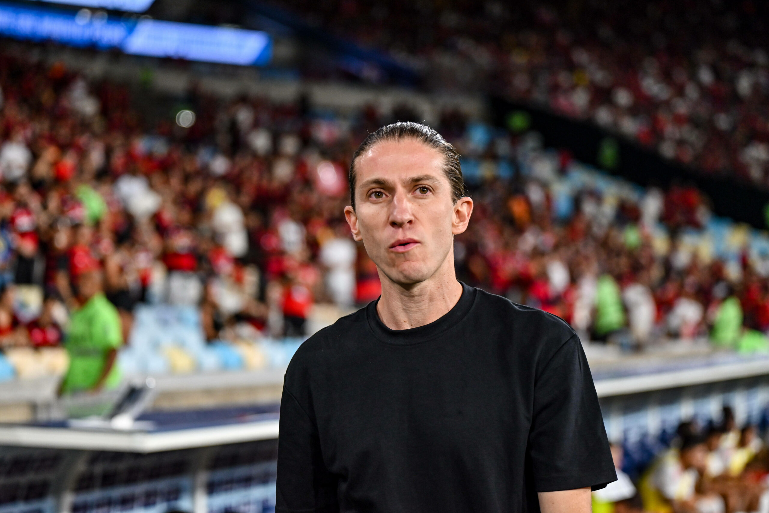 Filipe Luis schaut nicht gerade erfreut Richtung Anzeigetafel.