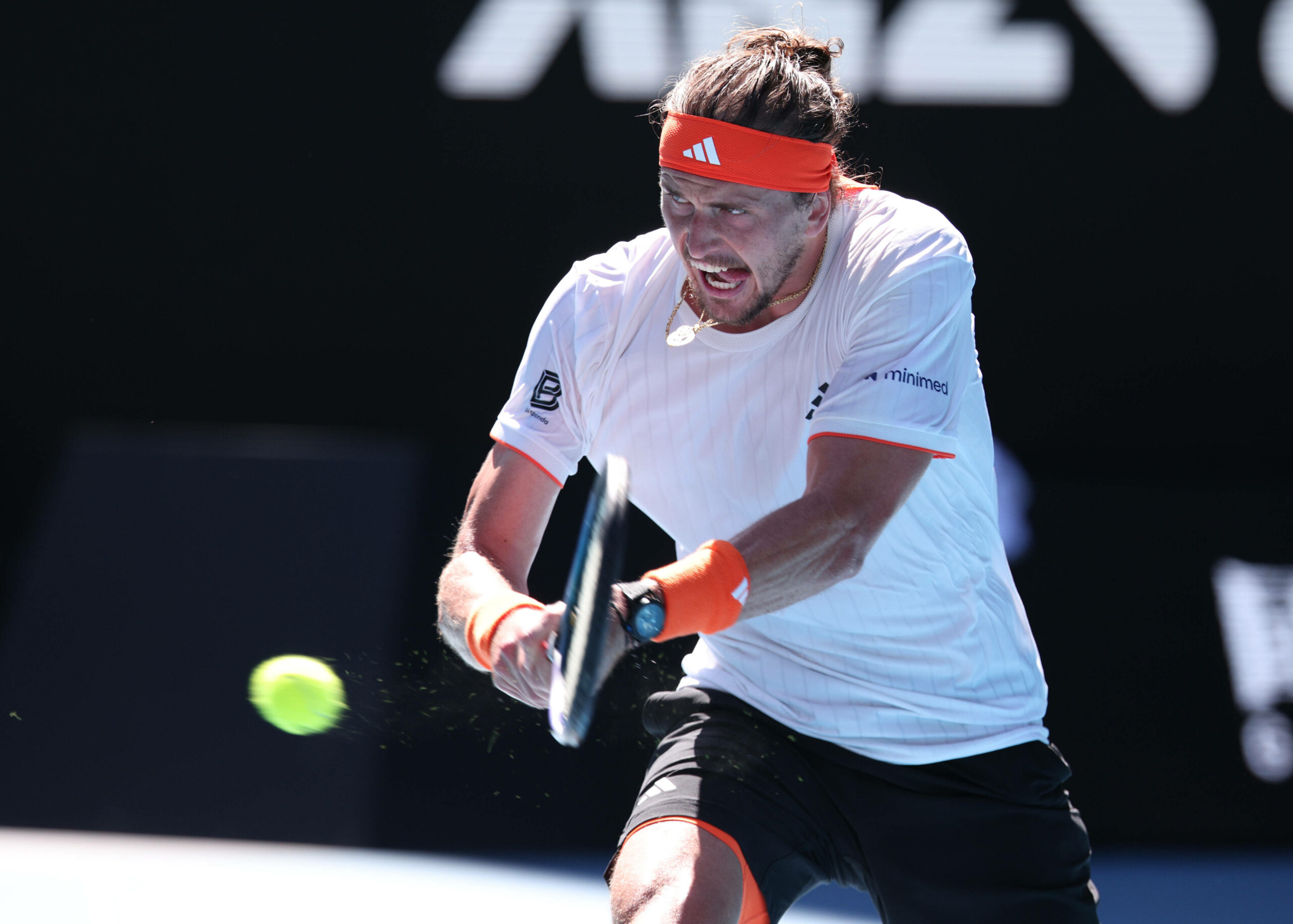 Zverev kurz davor mit seinem Schläger den Tennisball einen treffen