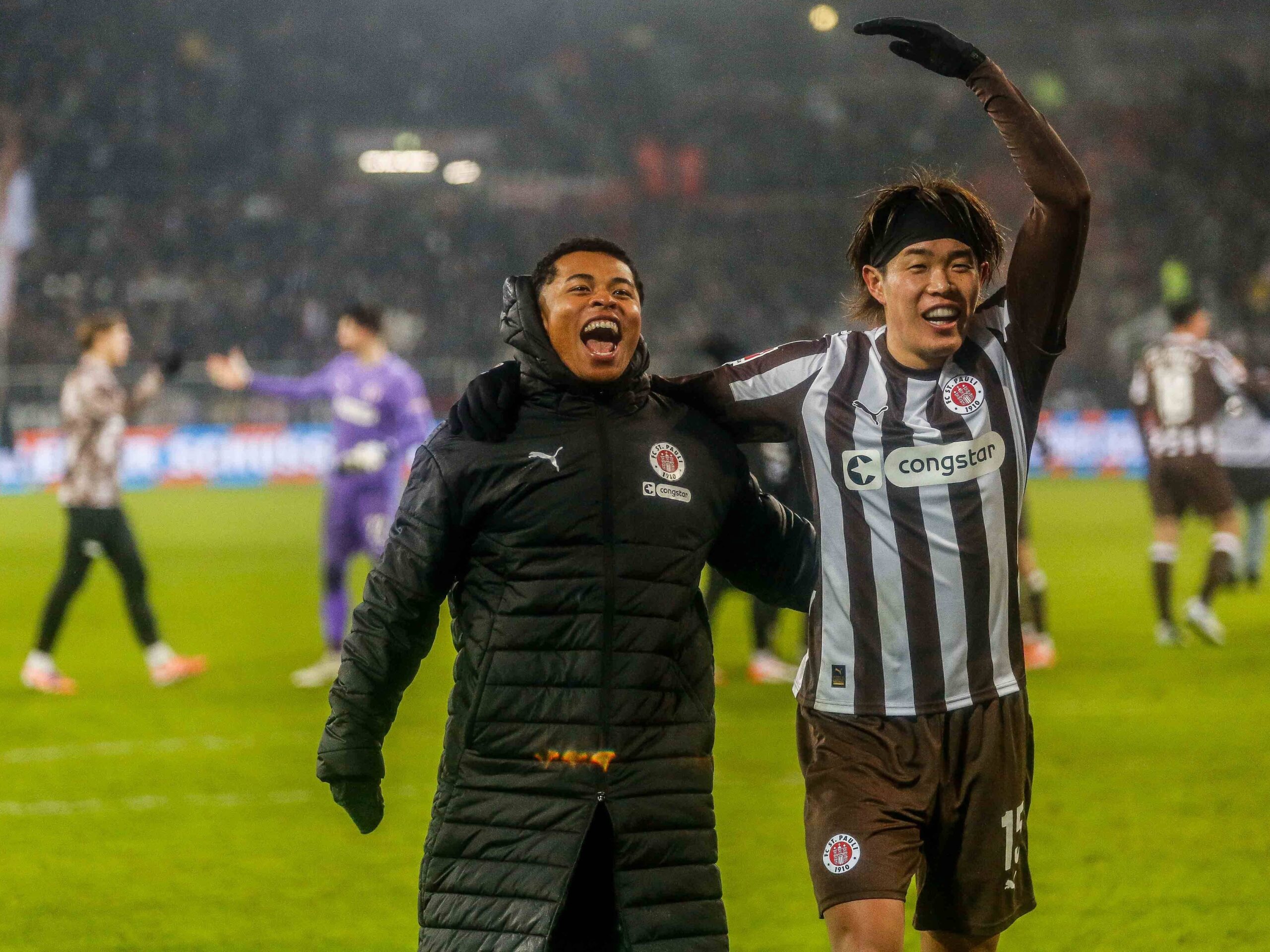 Joel Chima Fujita und Tomoya Ando nach einem Sieg gegen Stuttgart