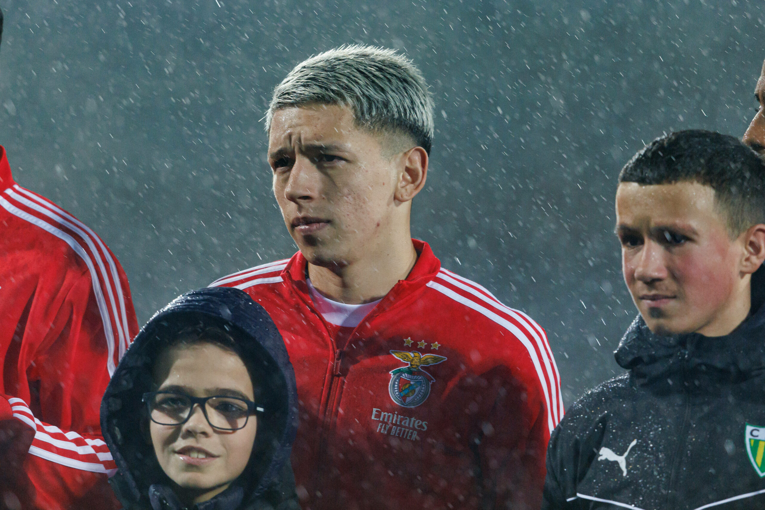 Prestianni (m.) steht im Regen