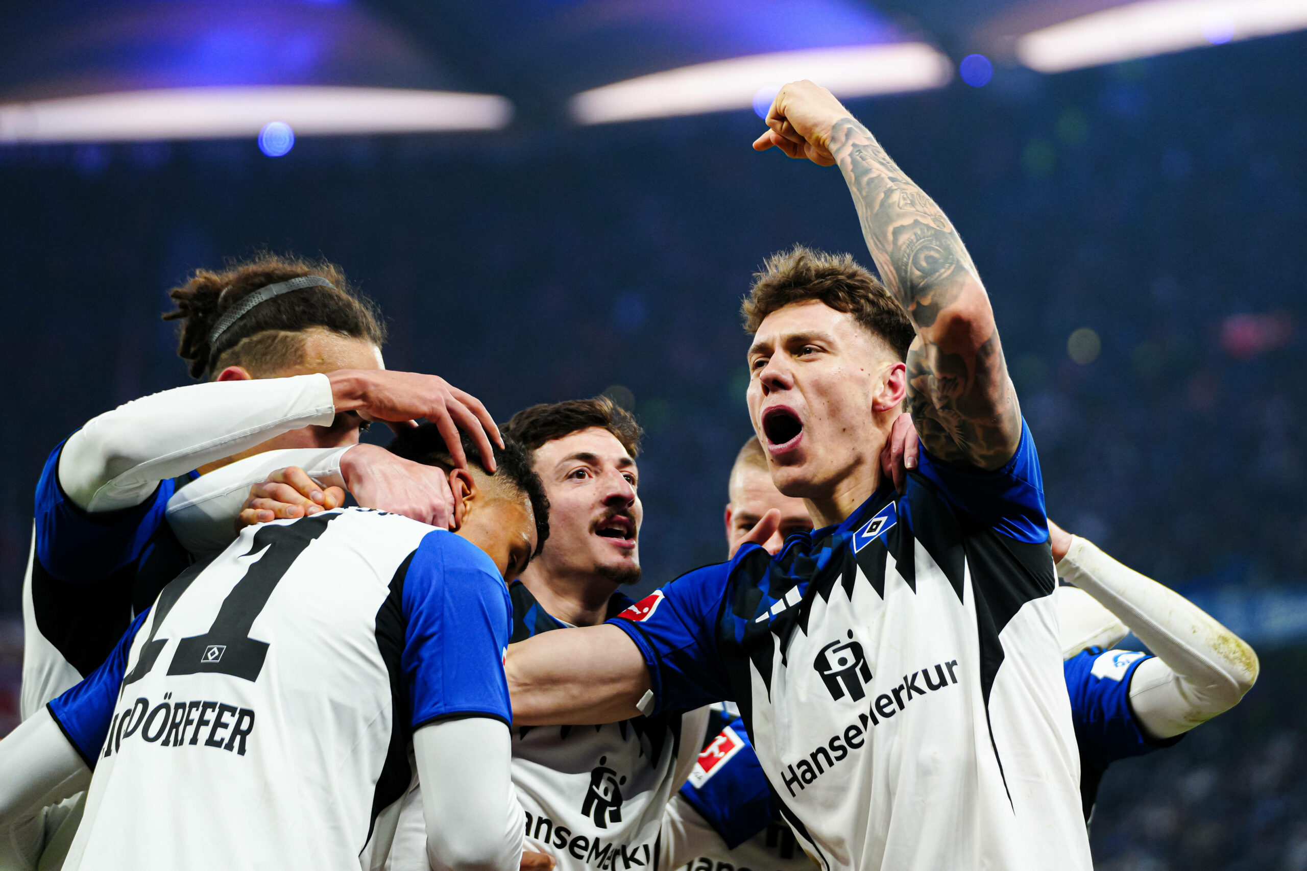 HSV-Profi Nicolai Remberg (r.) und seine Kollegen bejubeln das Tor zum 3:1 gegen Union Berlin.