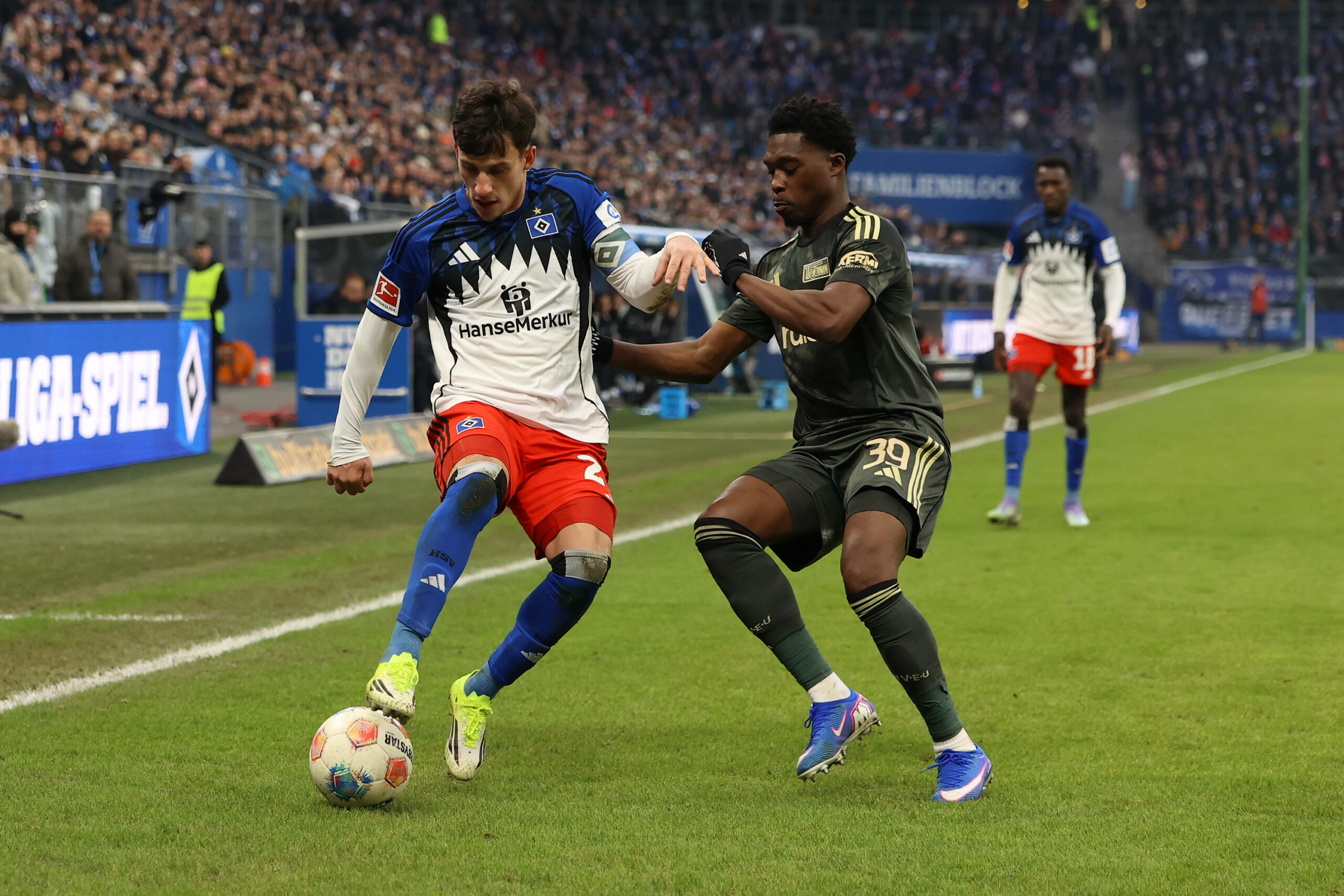 Derrick Köhn im Zweikampf mit Nicolas Capaldo vom HSV
