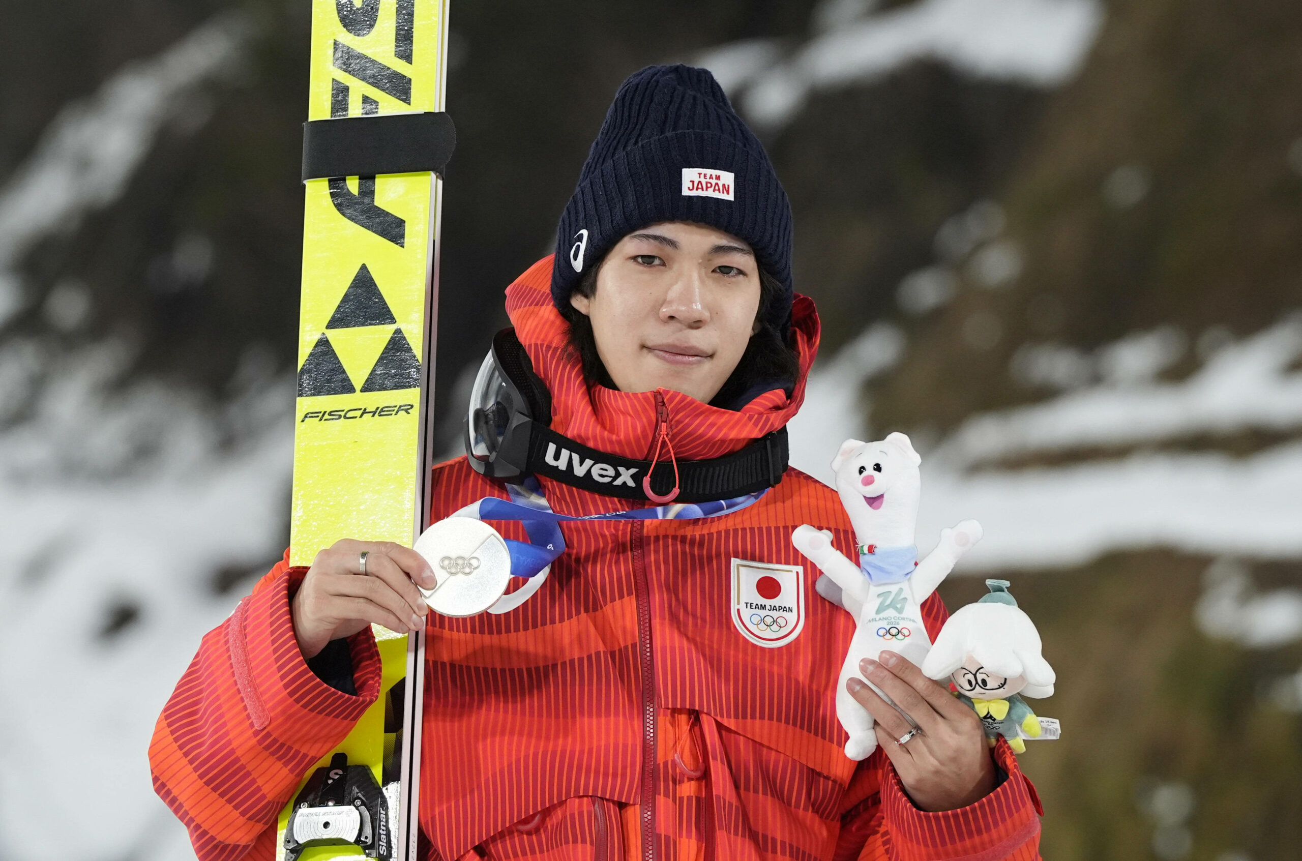 Ren Nikaido zeigt seine Silbermedaillle bei den Olympischen Spielen in Italien