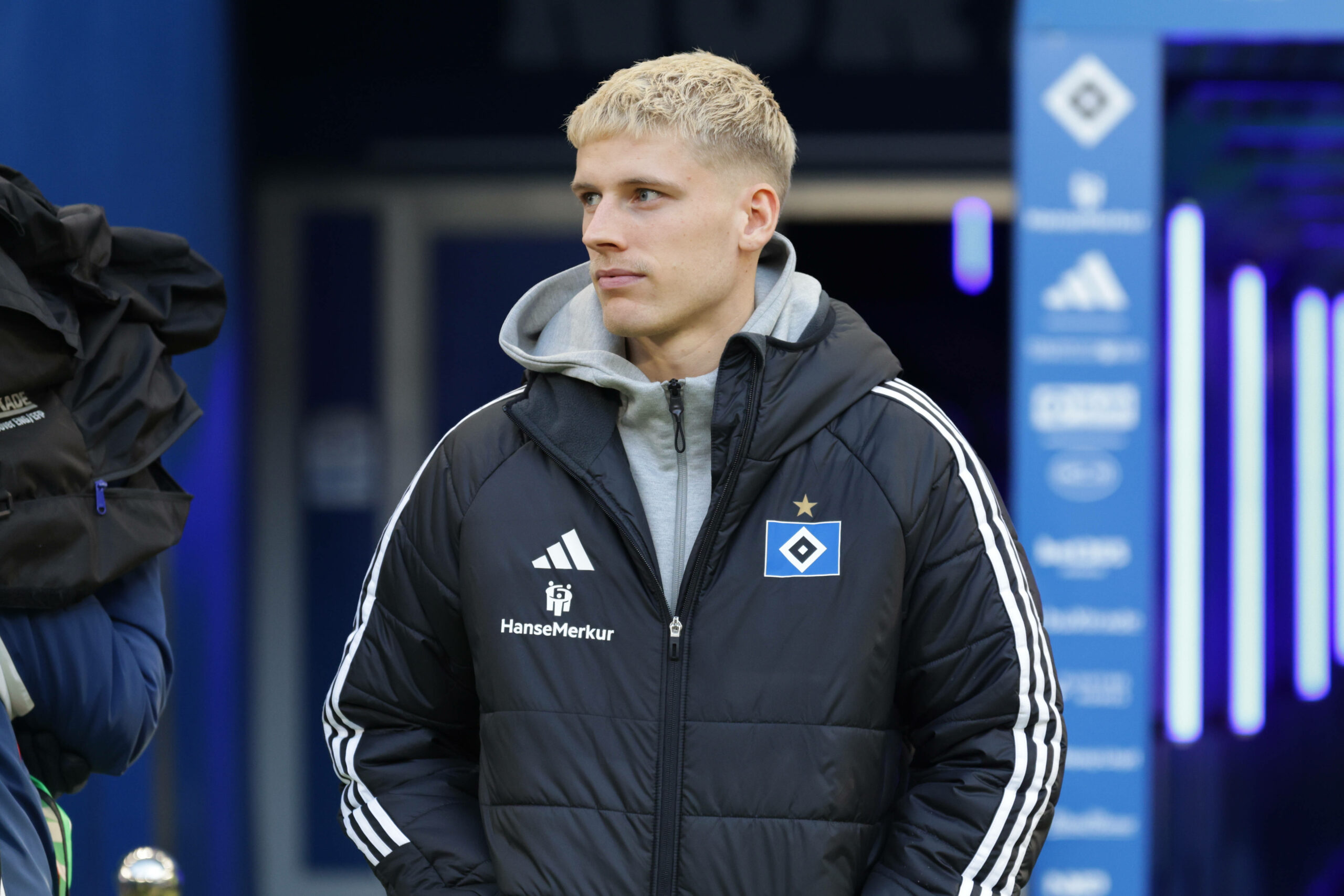 Albert Grønbæk mit HSV-Jacke im Volksparkstadion