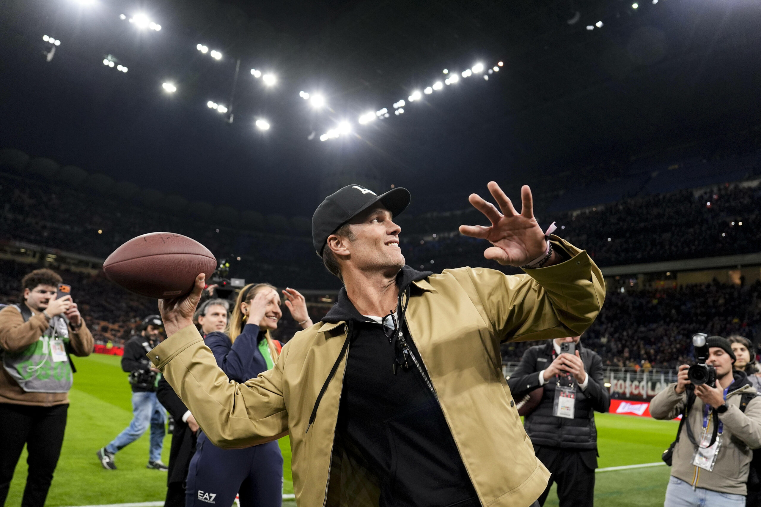 Tom Brady wirft einen Football
